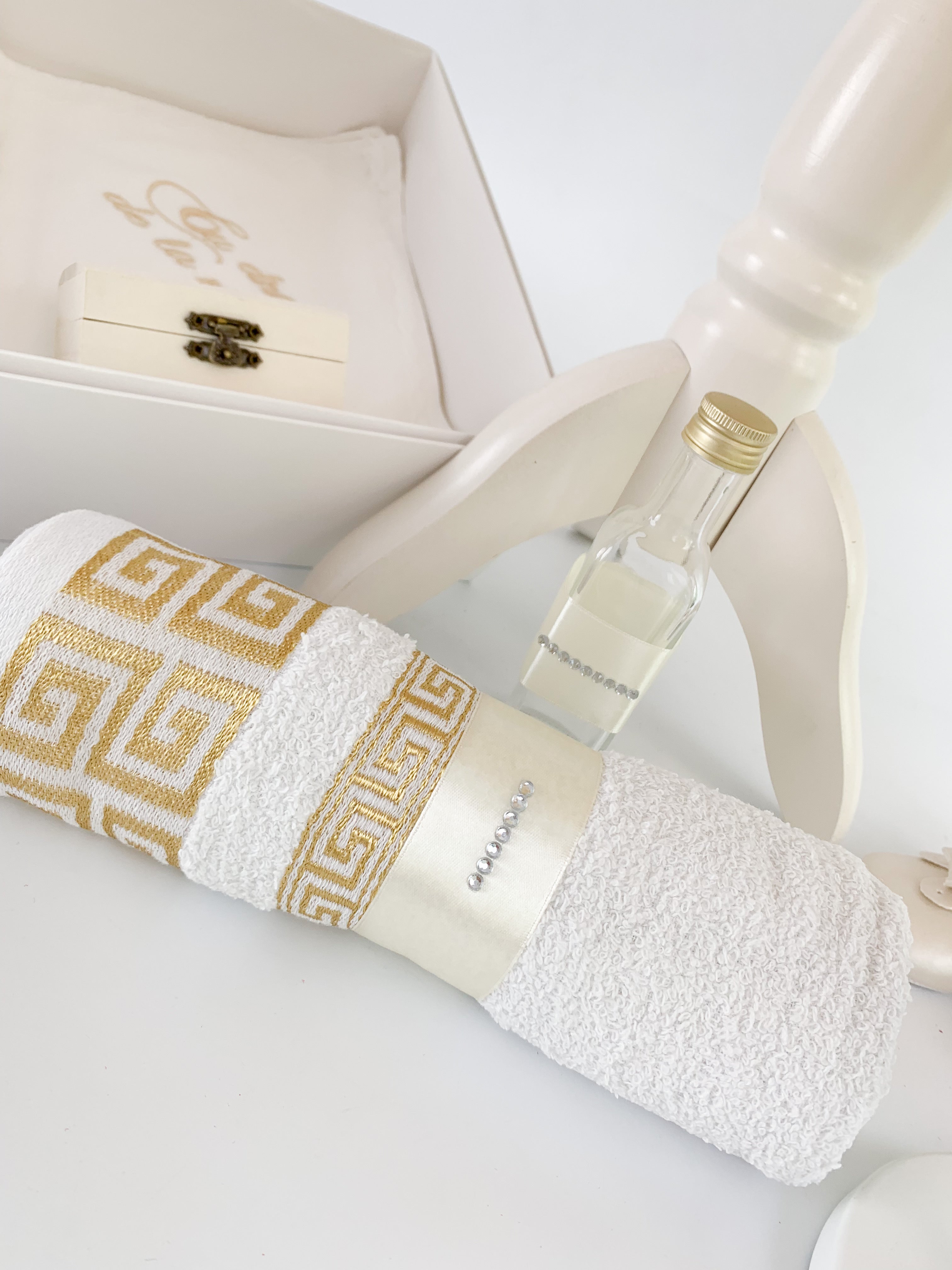 PTrusou botez ieftin cu prosoape, lumanare, rochie