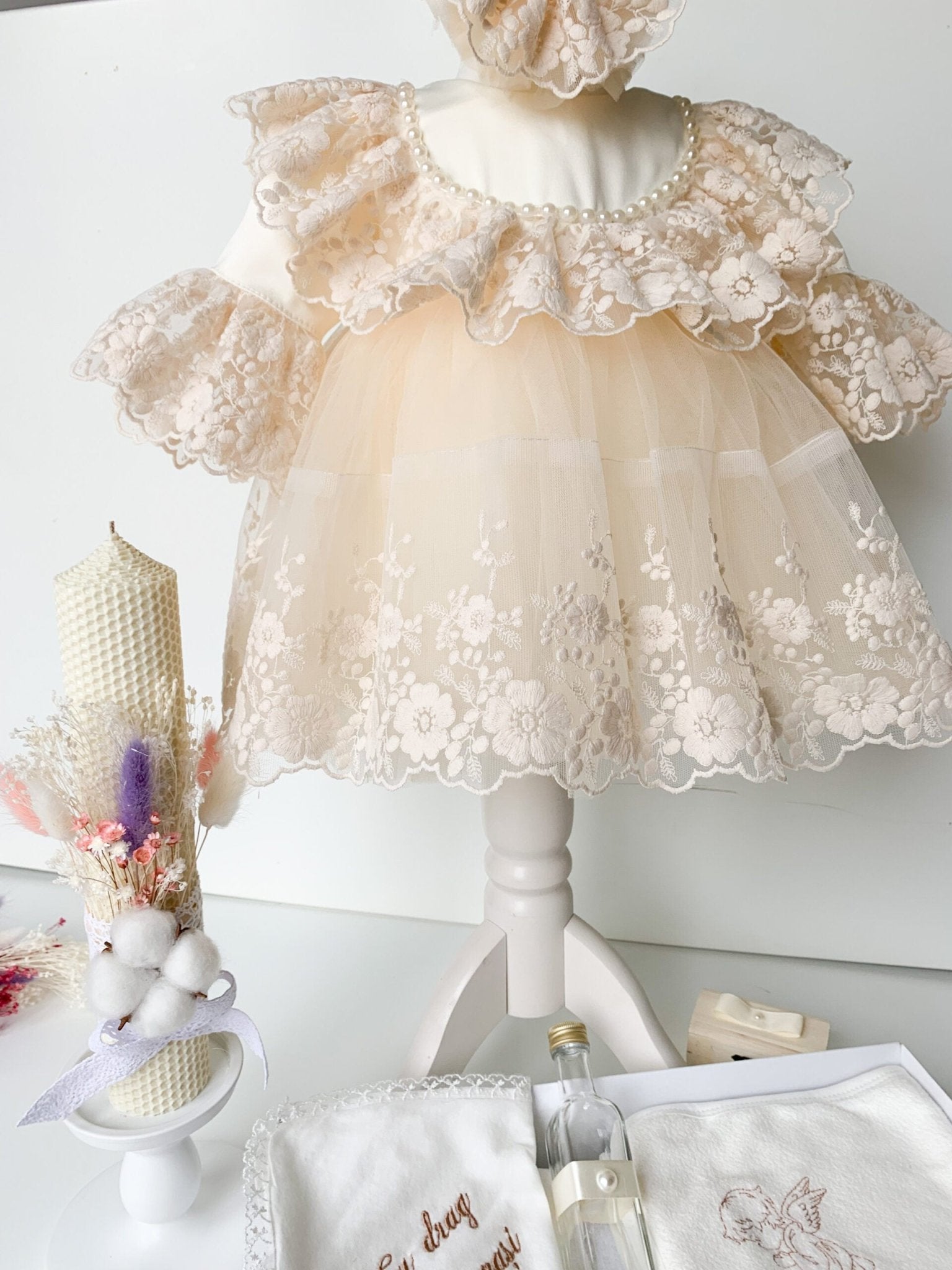Set pentru botez fetita, rochie cu dantela Aimee,lumanare ceara naturala,trusou - Botez bebelusi