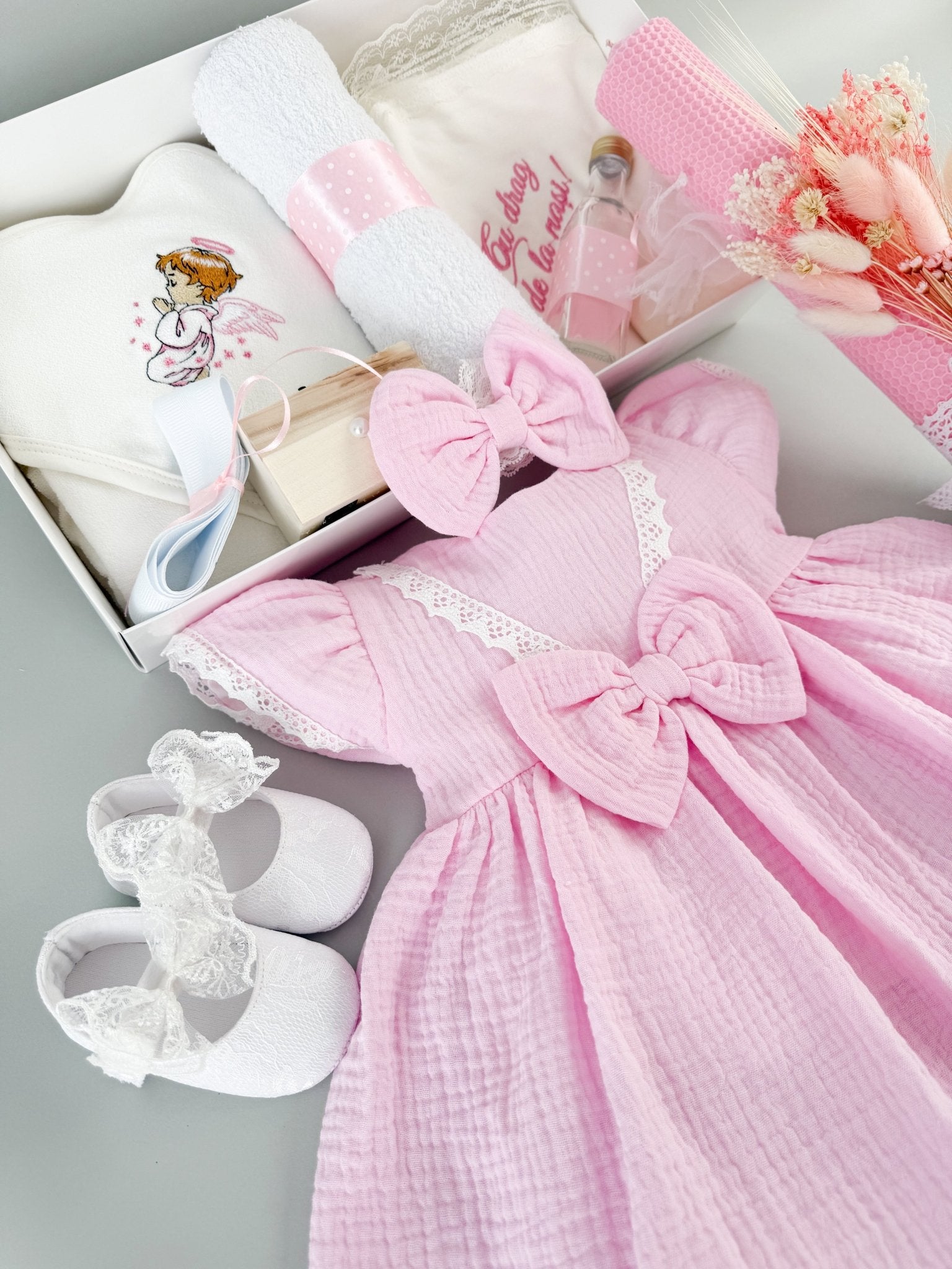 Trusou complet pentru botez fetite cu rochita roz si accesorii personalizate