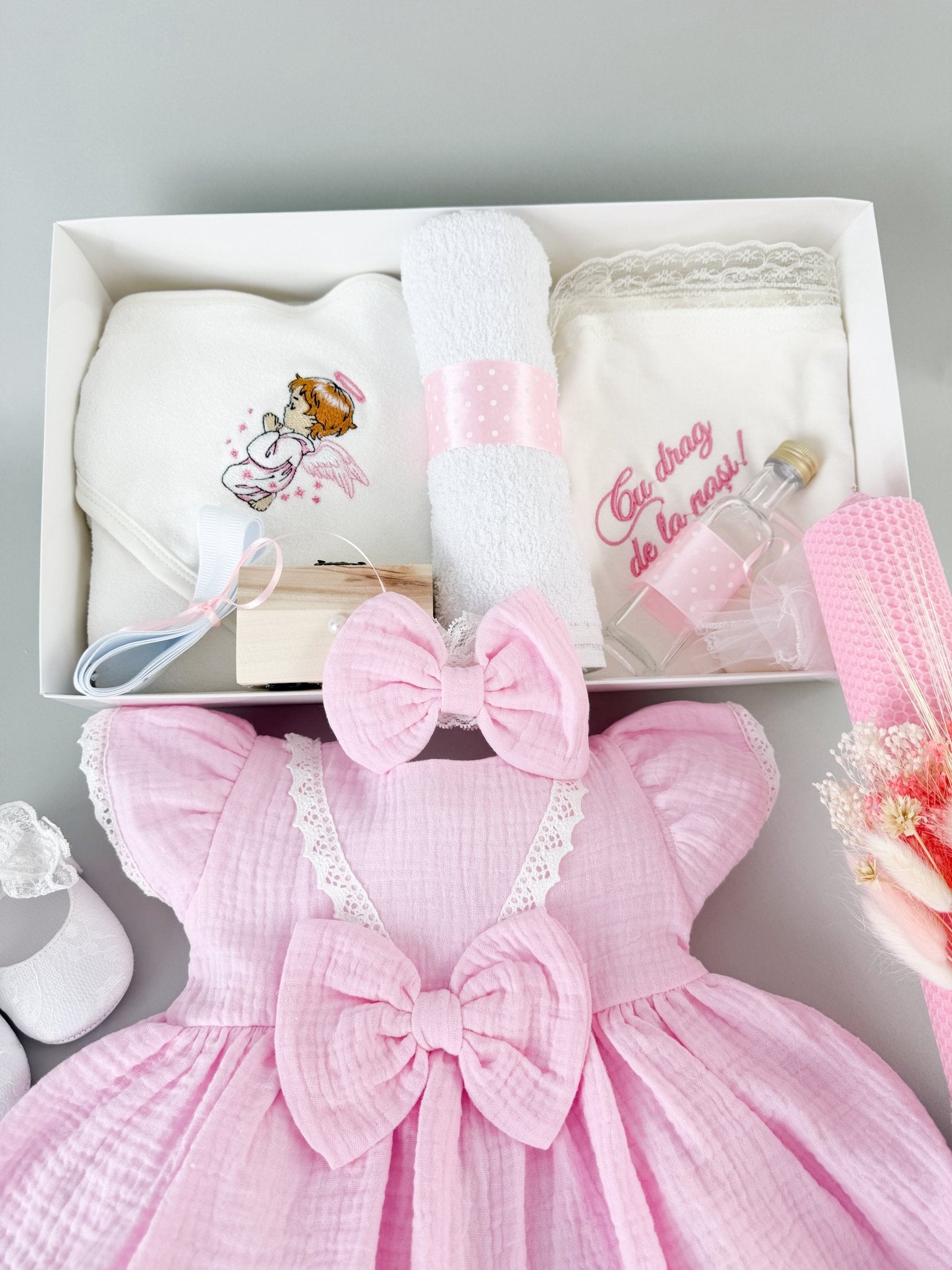 Set botez fetita cu trusou brodat si lumanare cu flori uscate