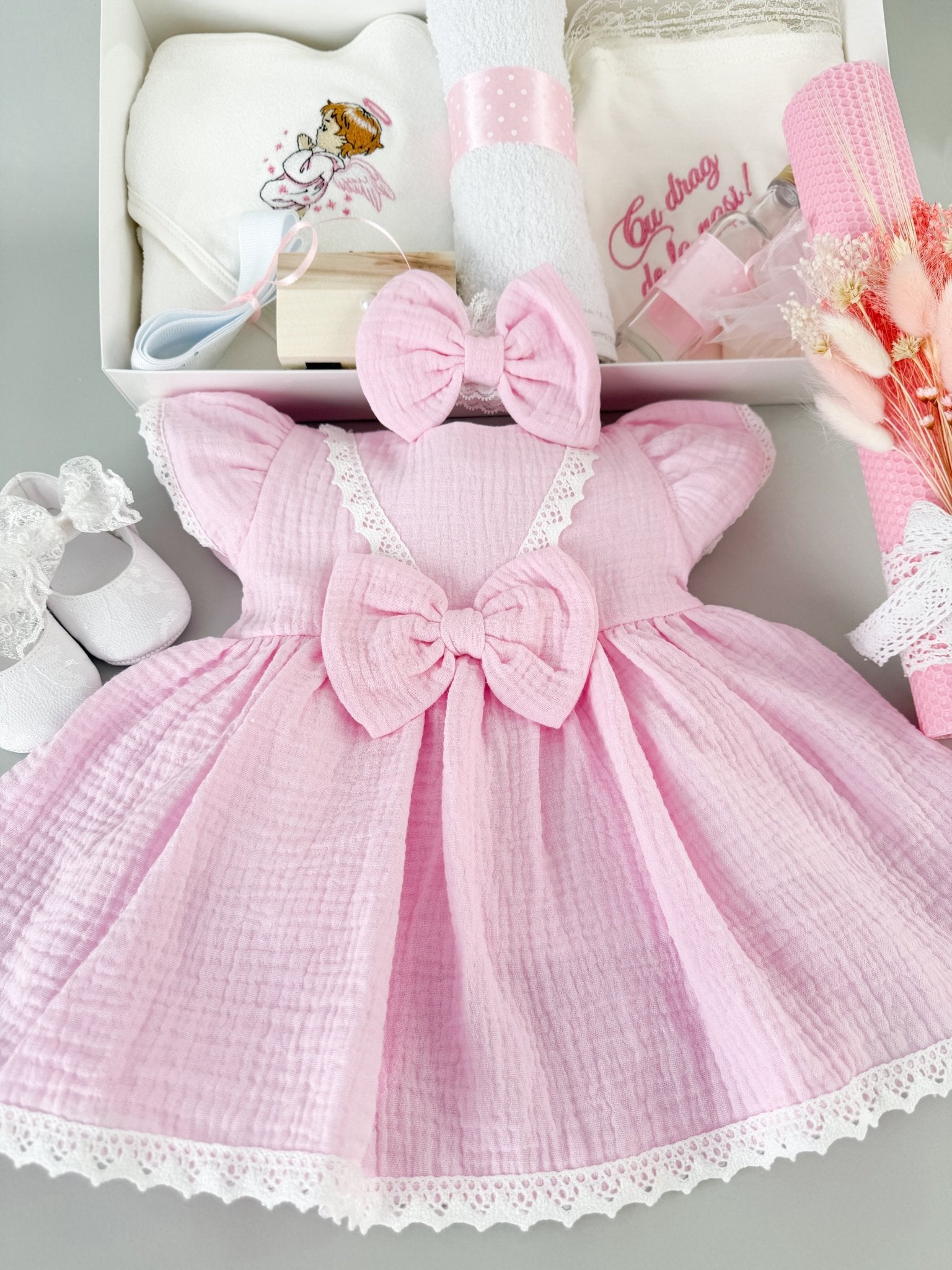 Trusou botez fetita roz brodat cu lumanare decorata manual cu flori uscate