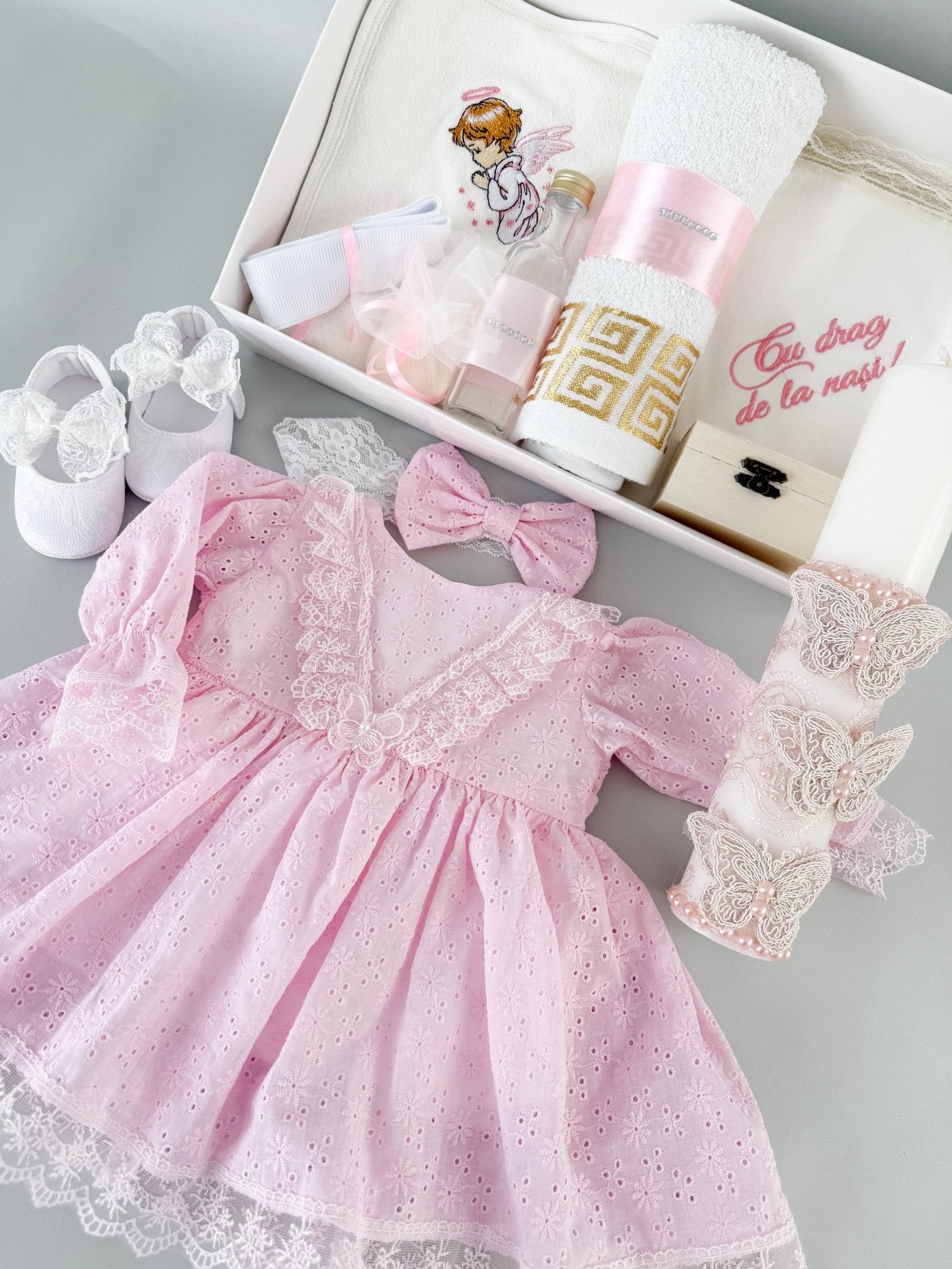 Trusou botez roz brodat cu detalii delicate pentru fete