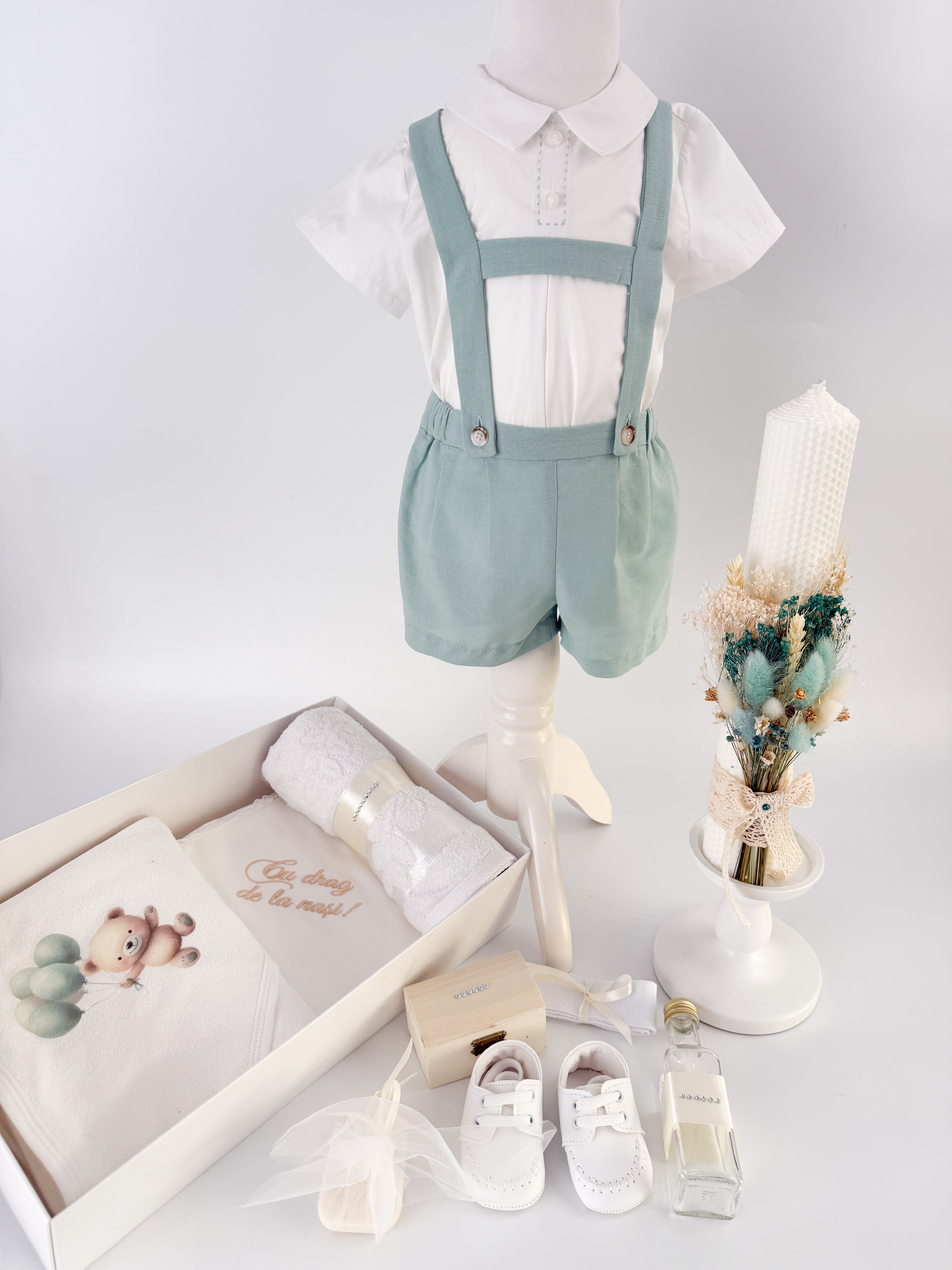 Set complet botez băiețel cu costumaș verde mentă, trusou, pantofiori și lumânare decorată