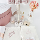 Trusou botez complet cu rochita eleganta si lumanare personalizata manual - Dya