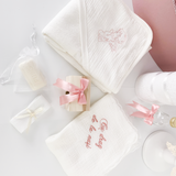 Trusou personalizat botez cu cufar, muselina si lumanare ceara naturala - Vivienne