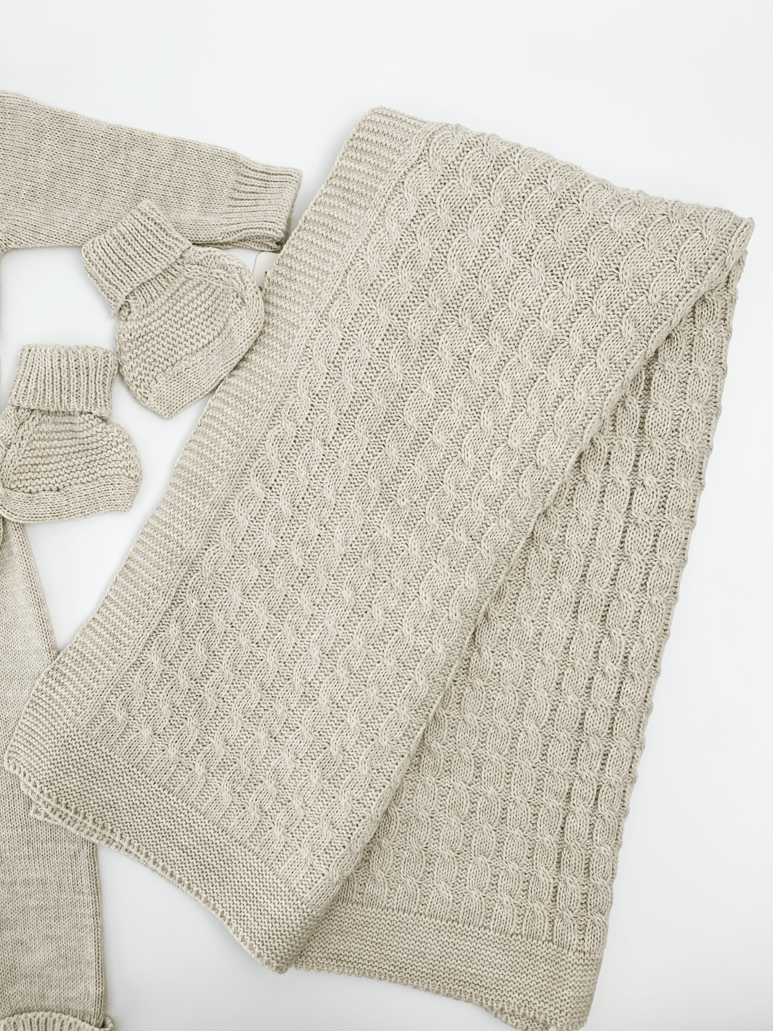 Compleu bebelus tricotat bej - 5 piese - Botez bebelusi
