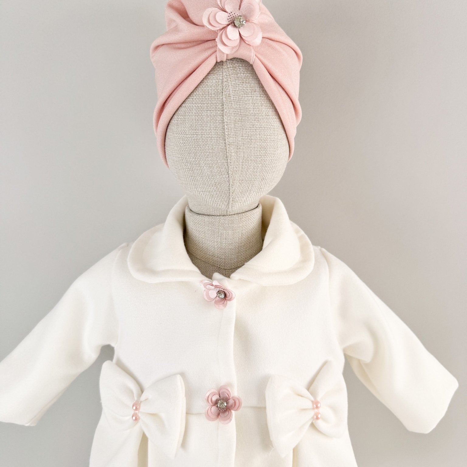 Palton alb cu floricele si fundite si turban roz - Botez bebelusi