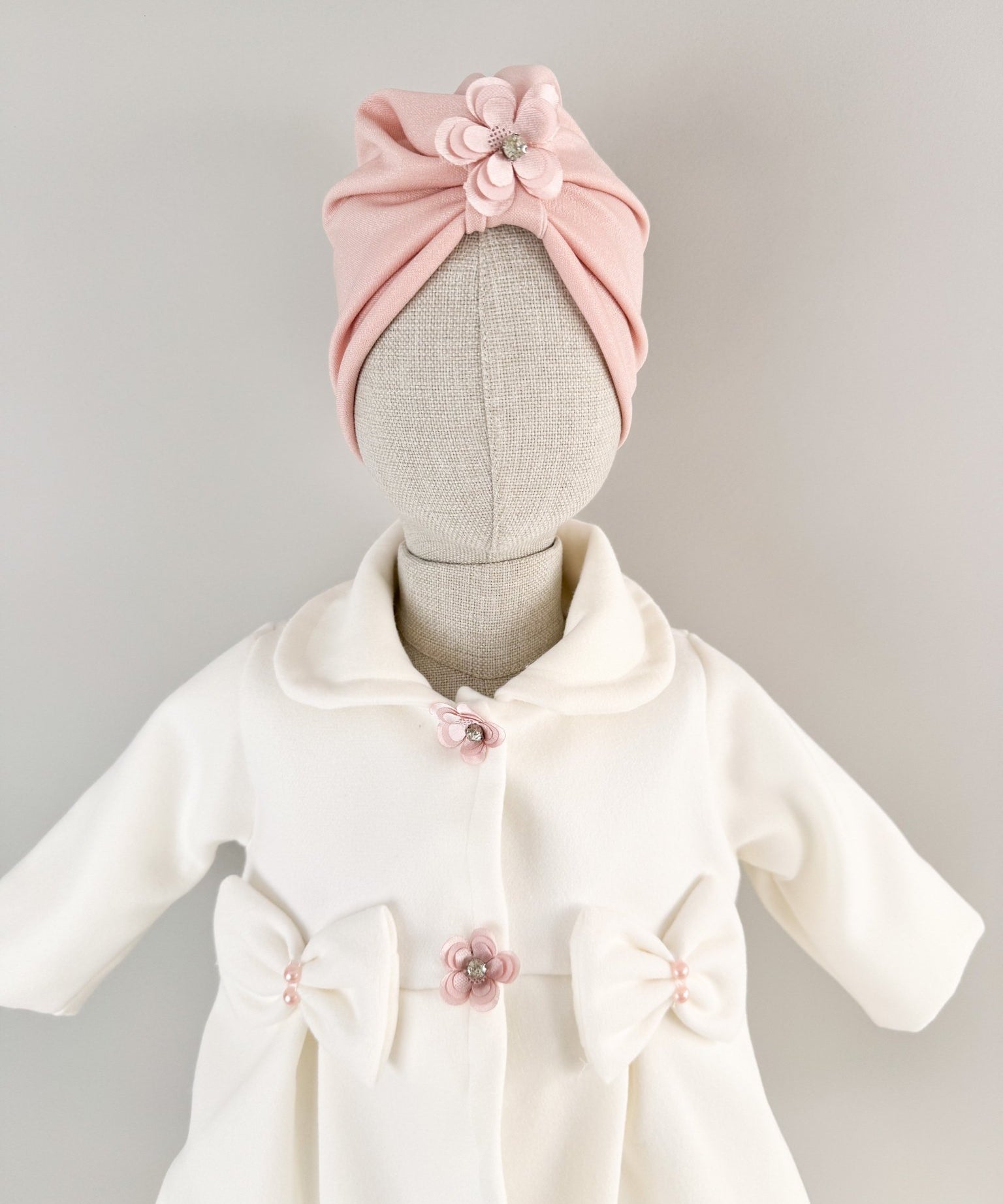 Palton alb cu floricele si fundite si turban roz - Botez bebelusi