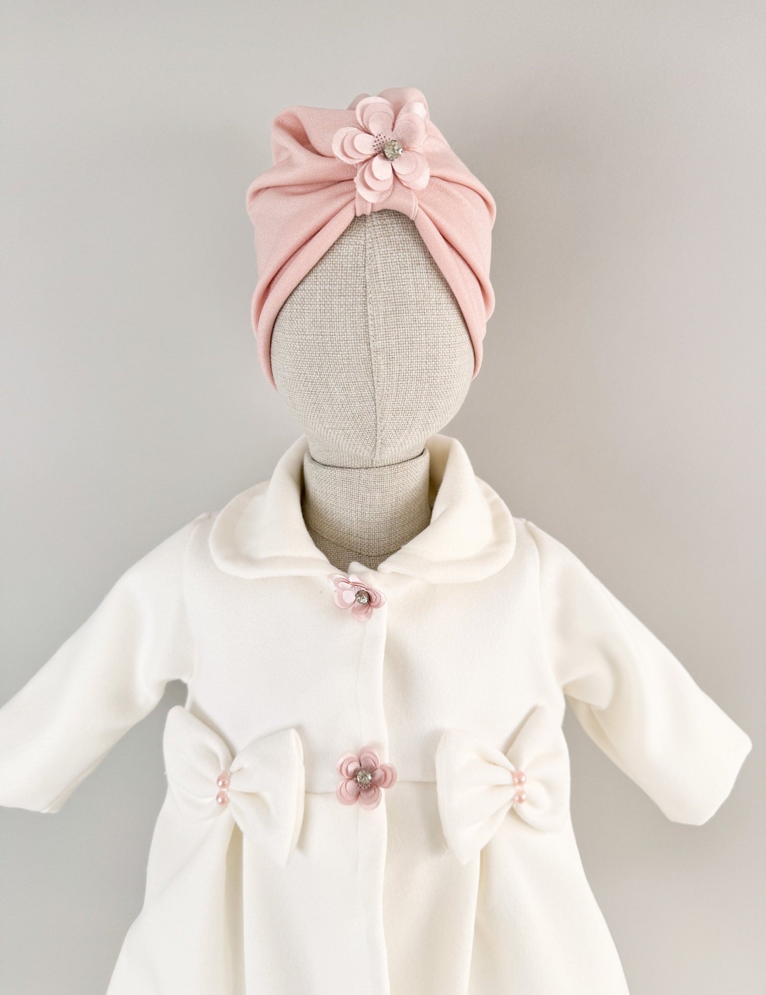 Palton alb cu floricele si fundite si turban roz - Botez bebelusi