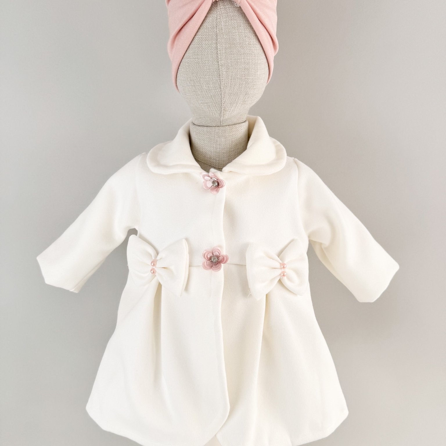Palton alb cu floricele si fundite si turban roz - Botez bebelusi
