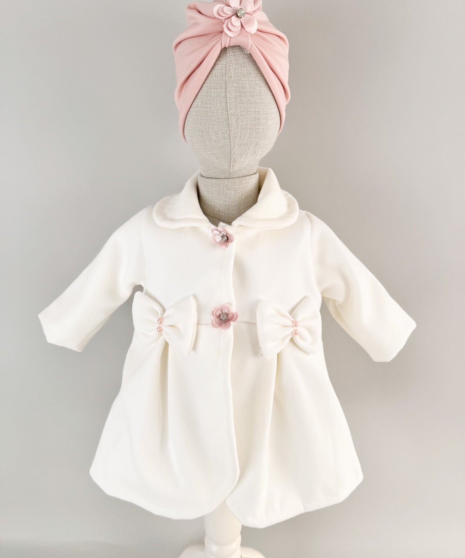 Palton alb cu floricele si fundite si turban roz - Botez bebelusi