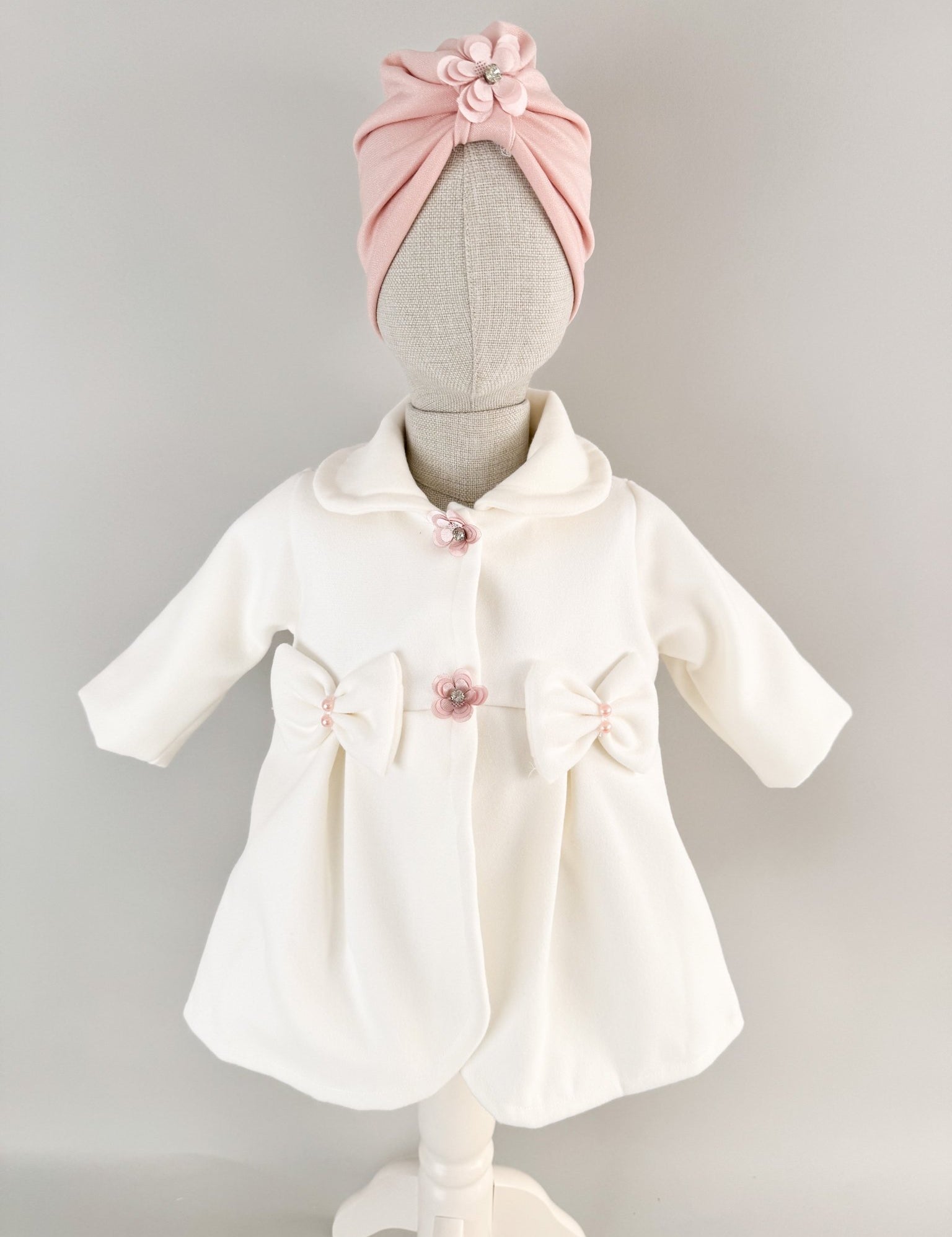 Palton alb cu floricele si fundite si turban roz - Botez bebelusi