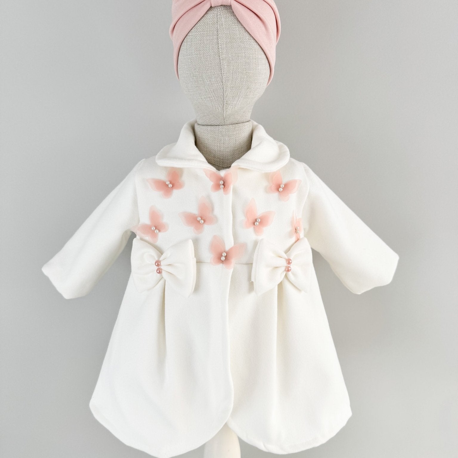 Palton alb cu fluturasi si fundite si turban roz - Botez bebelusi