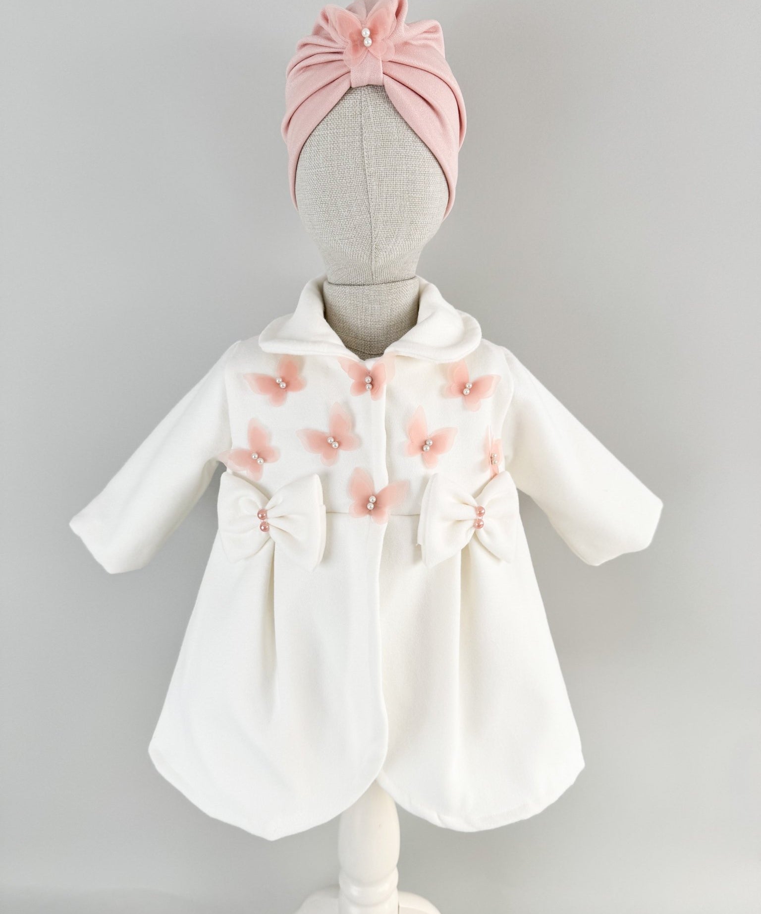 Palton alb cu fluturasi si fundite si turban roz - Botez bebelusi