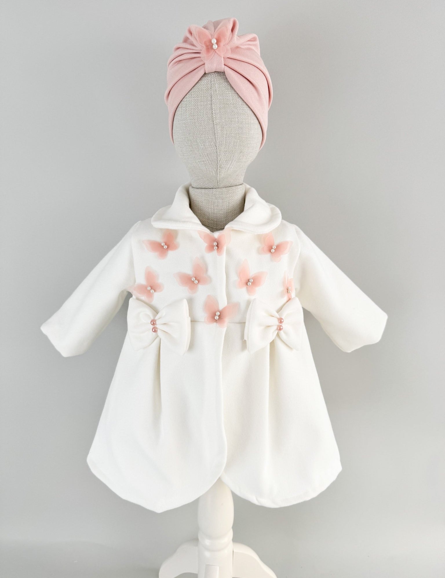 Palton alb cu fluturasi si fundite si turban roz - Botez bebelusi