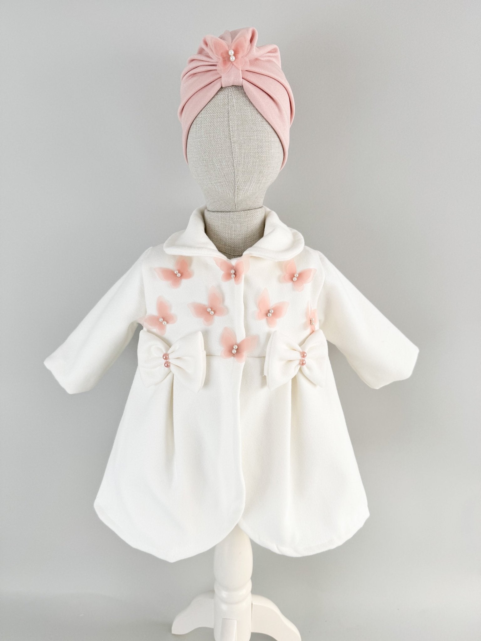 Palton alb cu fluturasi si fundite si turban roz - Botez bebelusi
