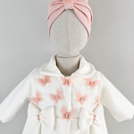 Palton alb cu fluturasi si fundite si turban roz - Botez bebelusi
