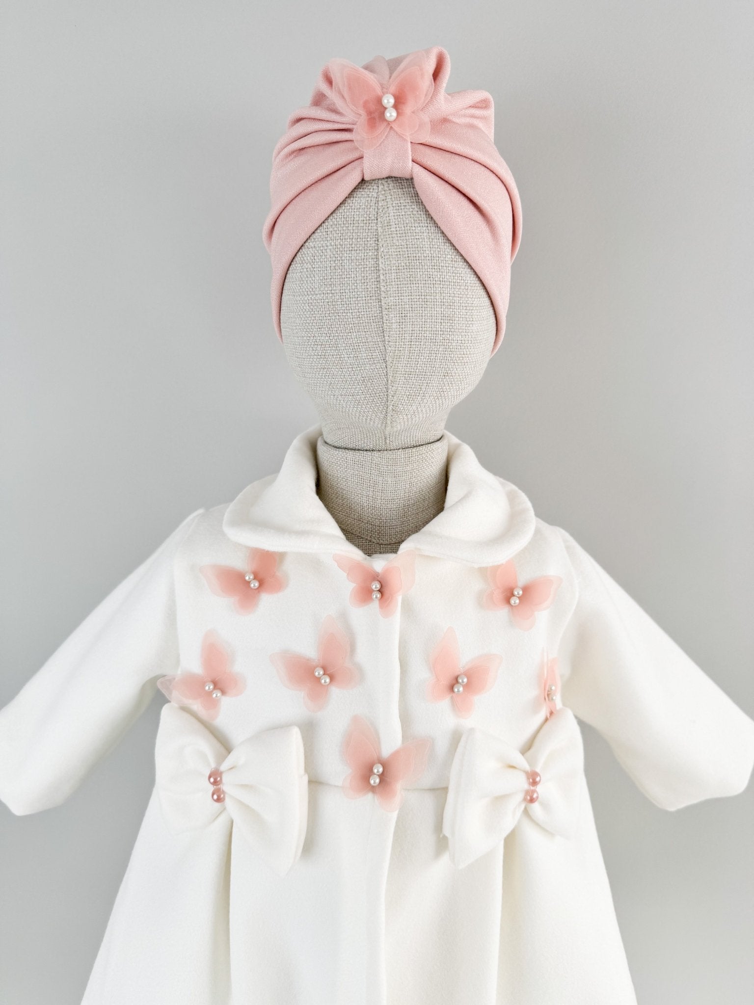 Palton alb cu fluturasi si fundite si turban roz - Botez bebelusi