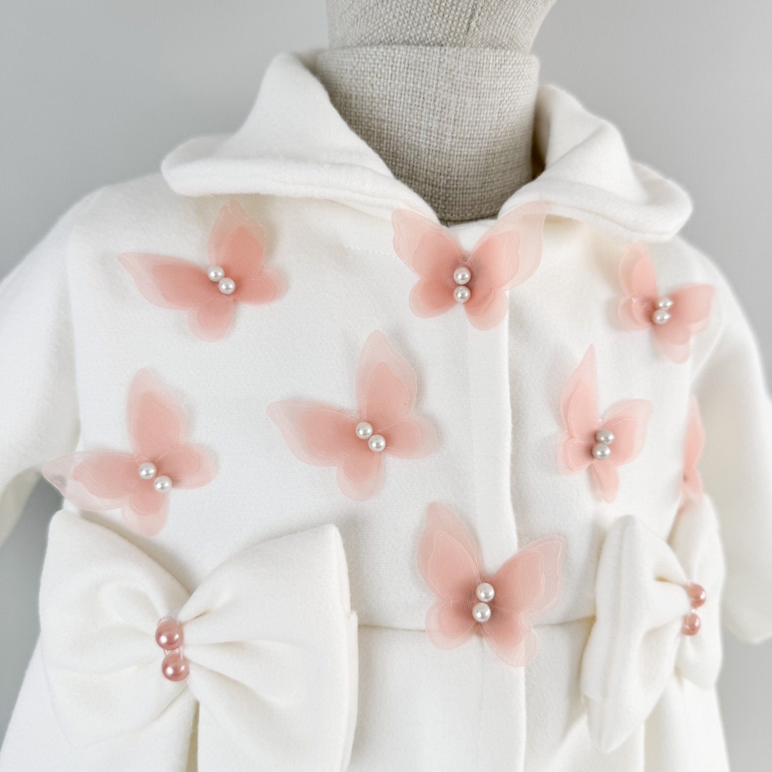 Palton alb cu fluturasi si fundite si turban roz - Botez bebelusi
