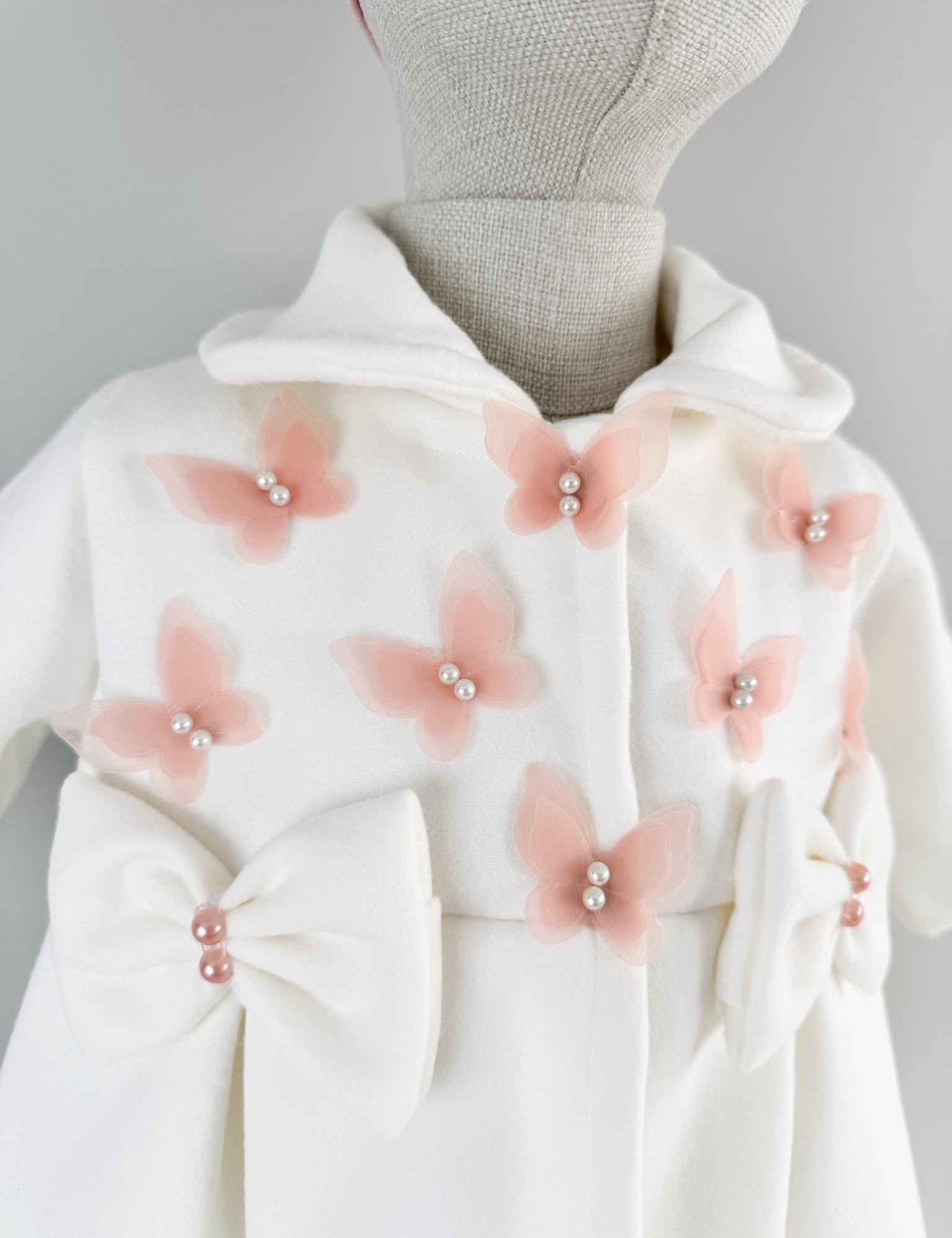 Palton alb cu fluturasi si fundite si turban roz - Botez bebelusi