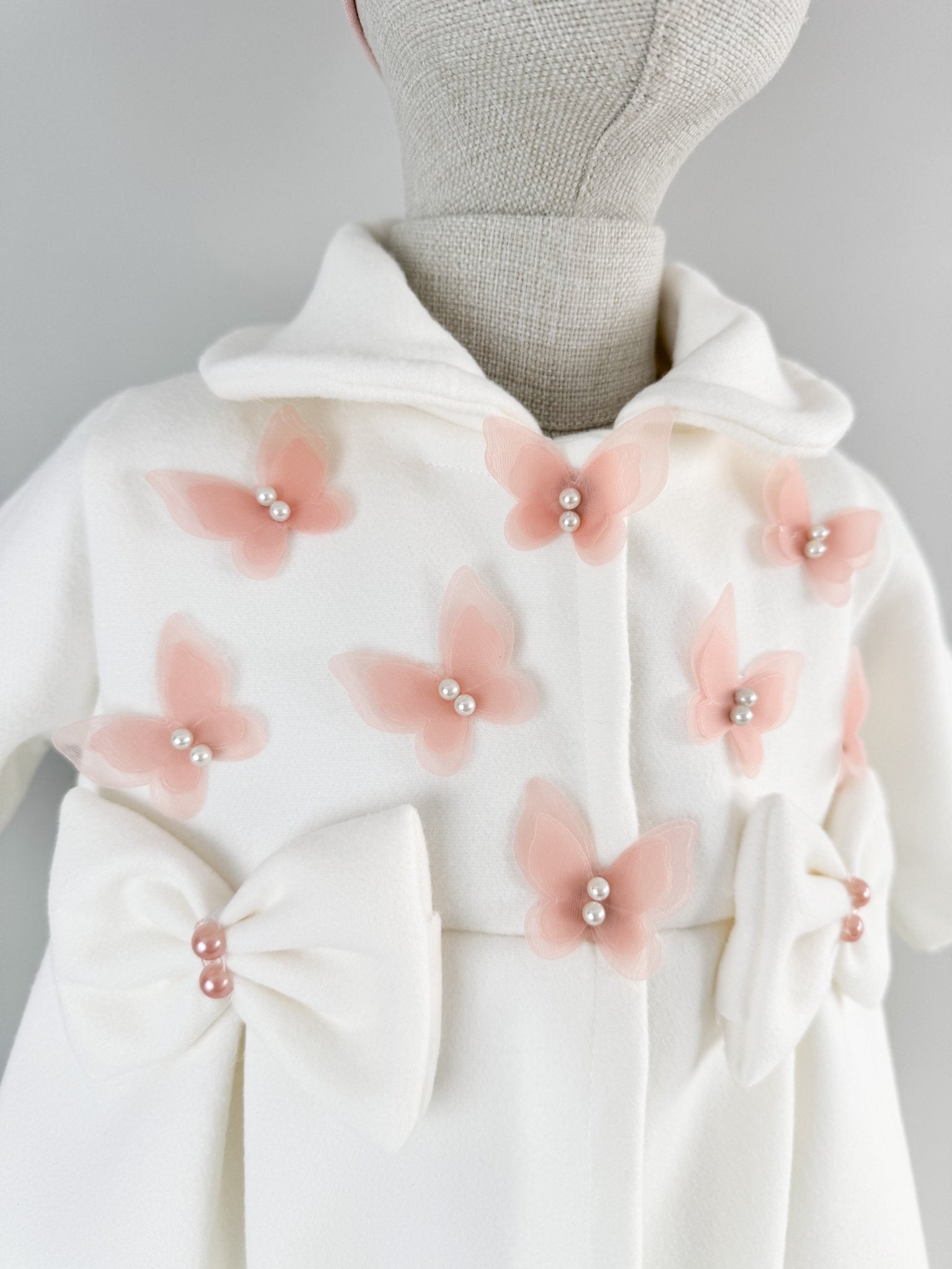 Palton alb cu fluturasi si fundite si turban roz - Botez bebelusi