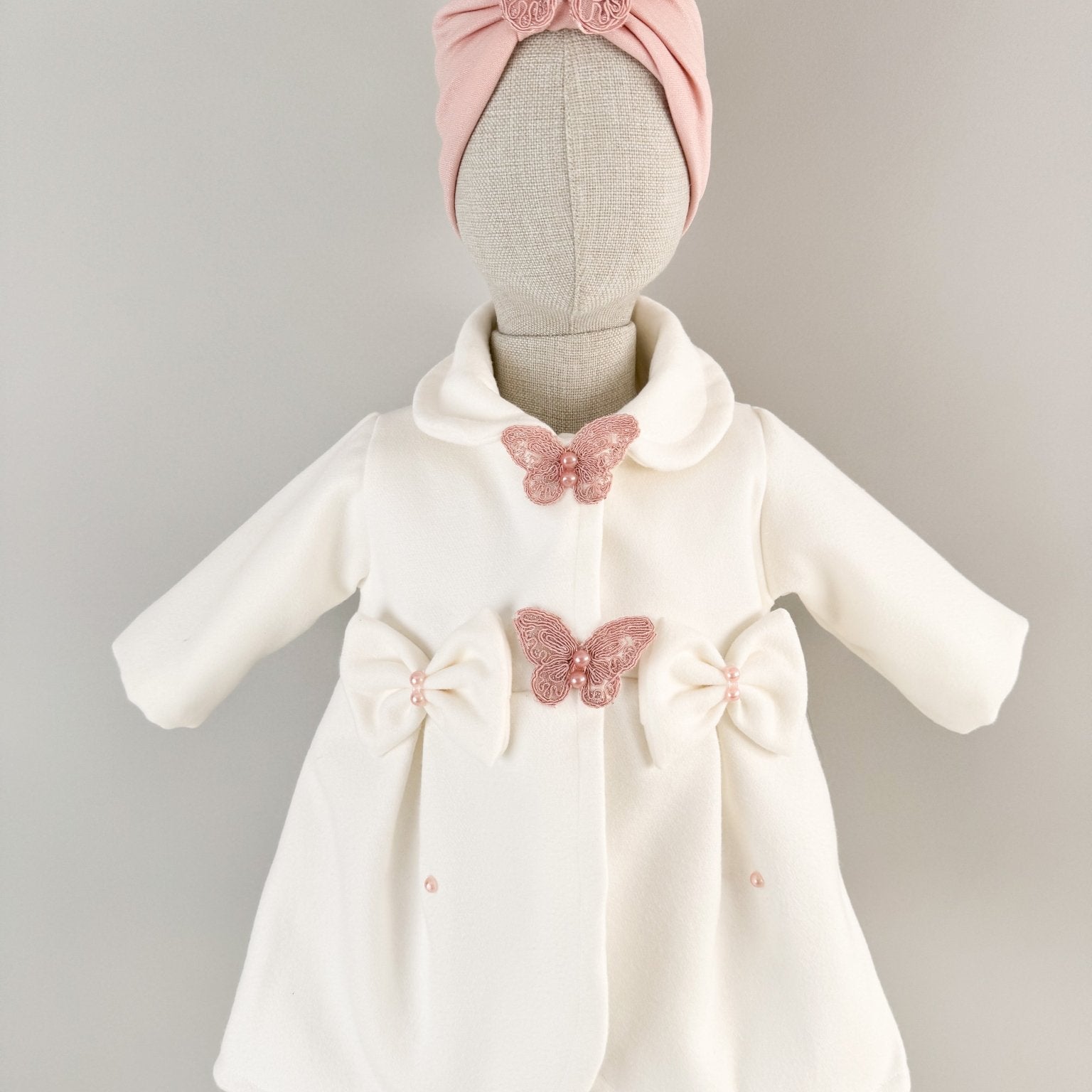 Palton alb cu fluturasi si turban roz - Botez bebelusi