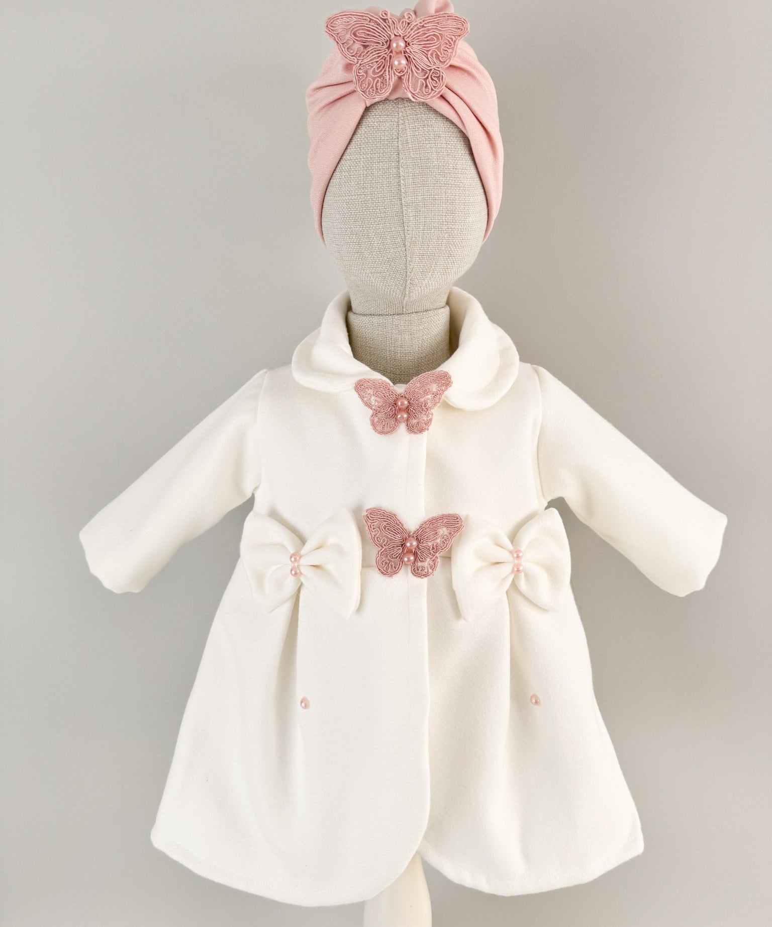 Palton alb cu fluturasi si turban roz - Botez bebelusi