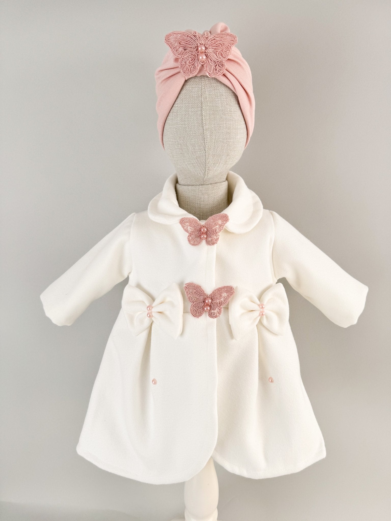 Palton alb cu fluturasi si turban roz - Botez bebelusi