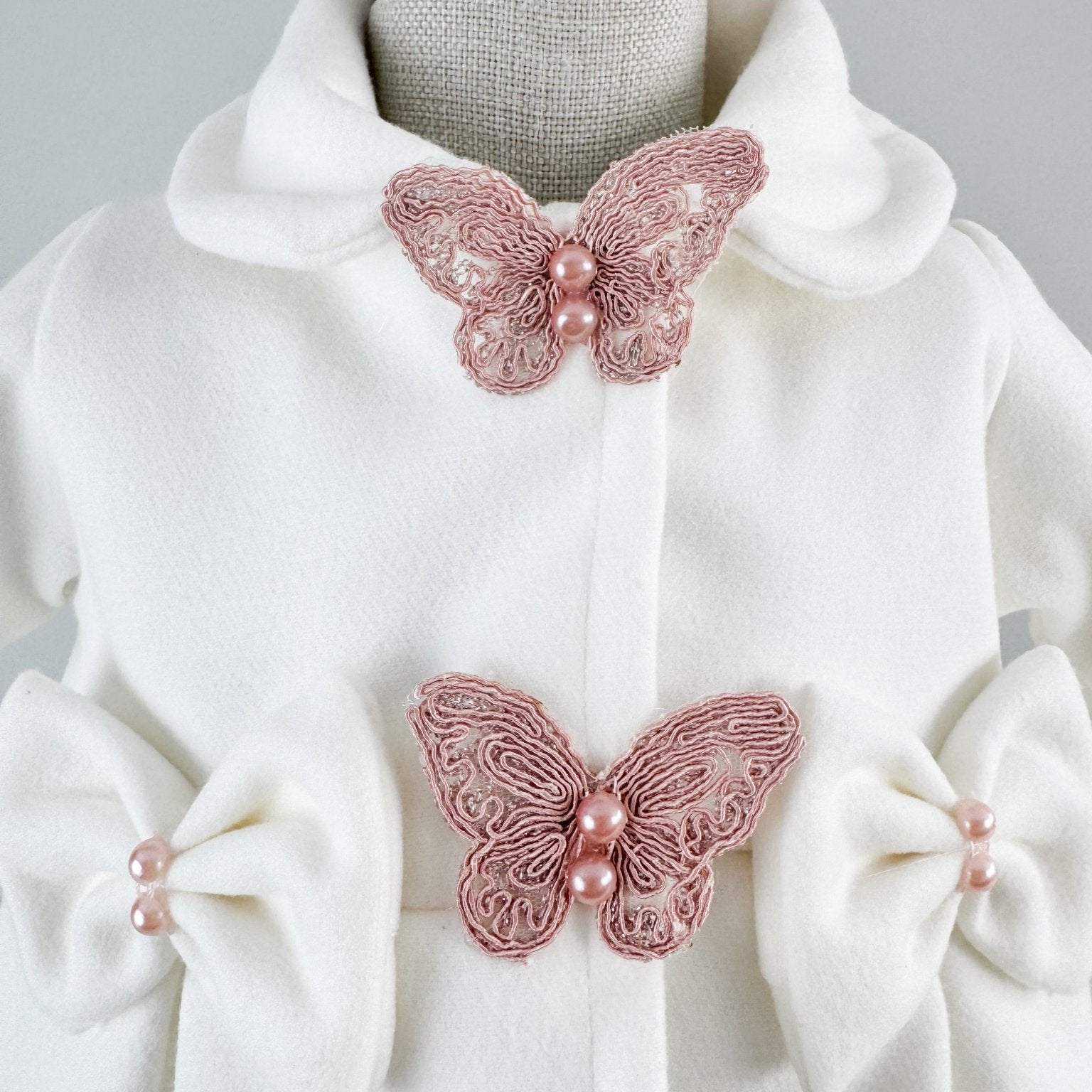 Palton alb cu fluturasi si turban roz - Botez bebelusi