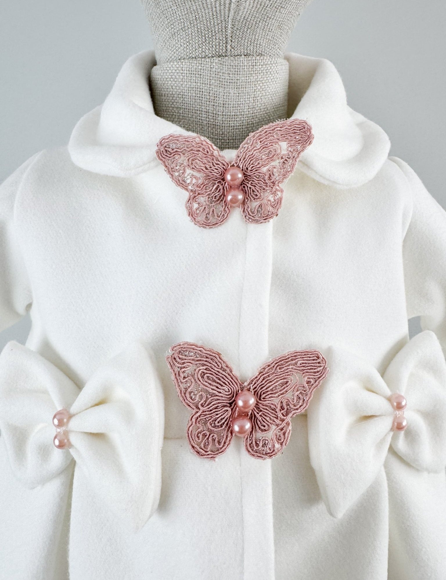 Palton alb cu fluturasi si turban roz - Botez bebelusi