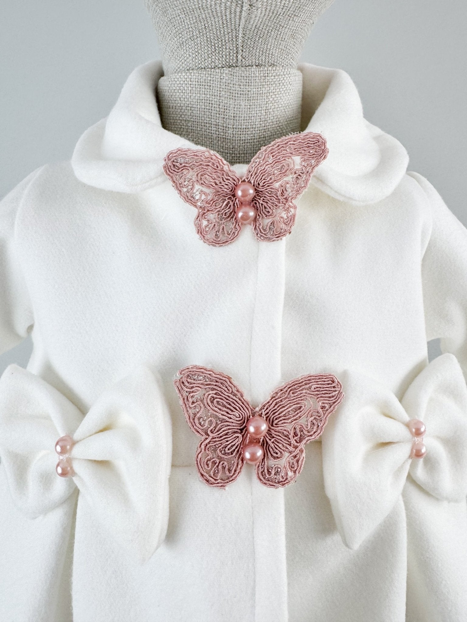 Palton alb cu fluturasi si turban roz - Botez bebelusi