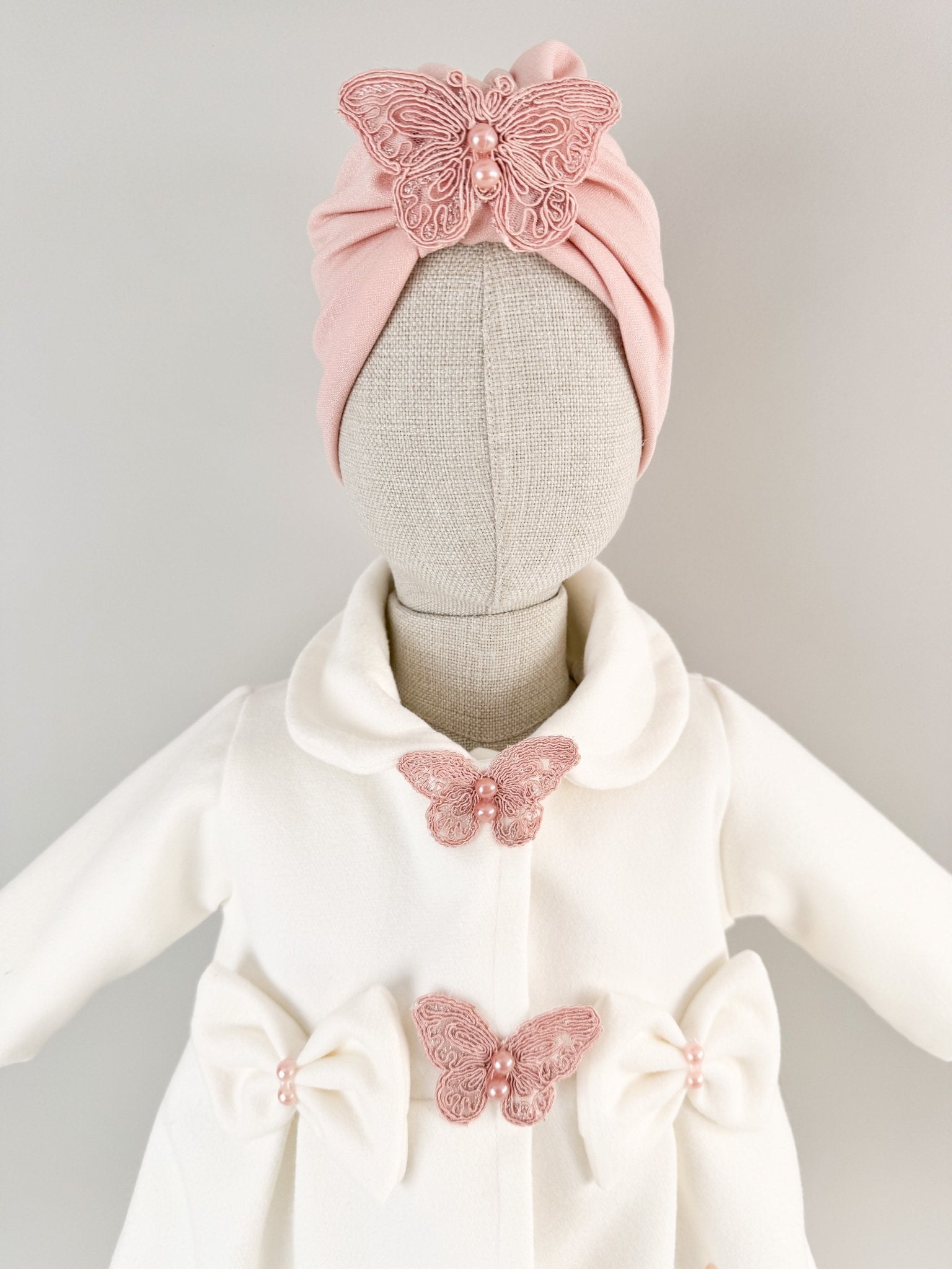Palton alb cu fluturasi si turban roz - Botez bebelusi