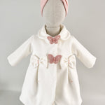 Palton alb cu fluturasi si turban roz - Botez bebelusi