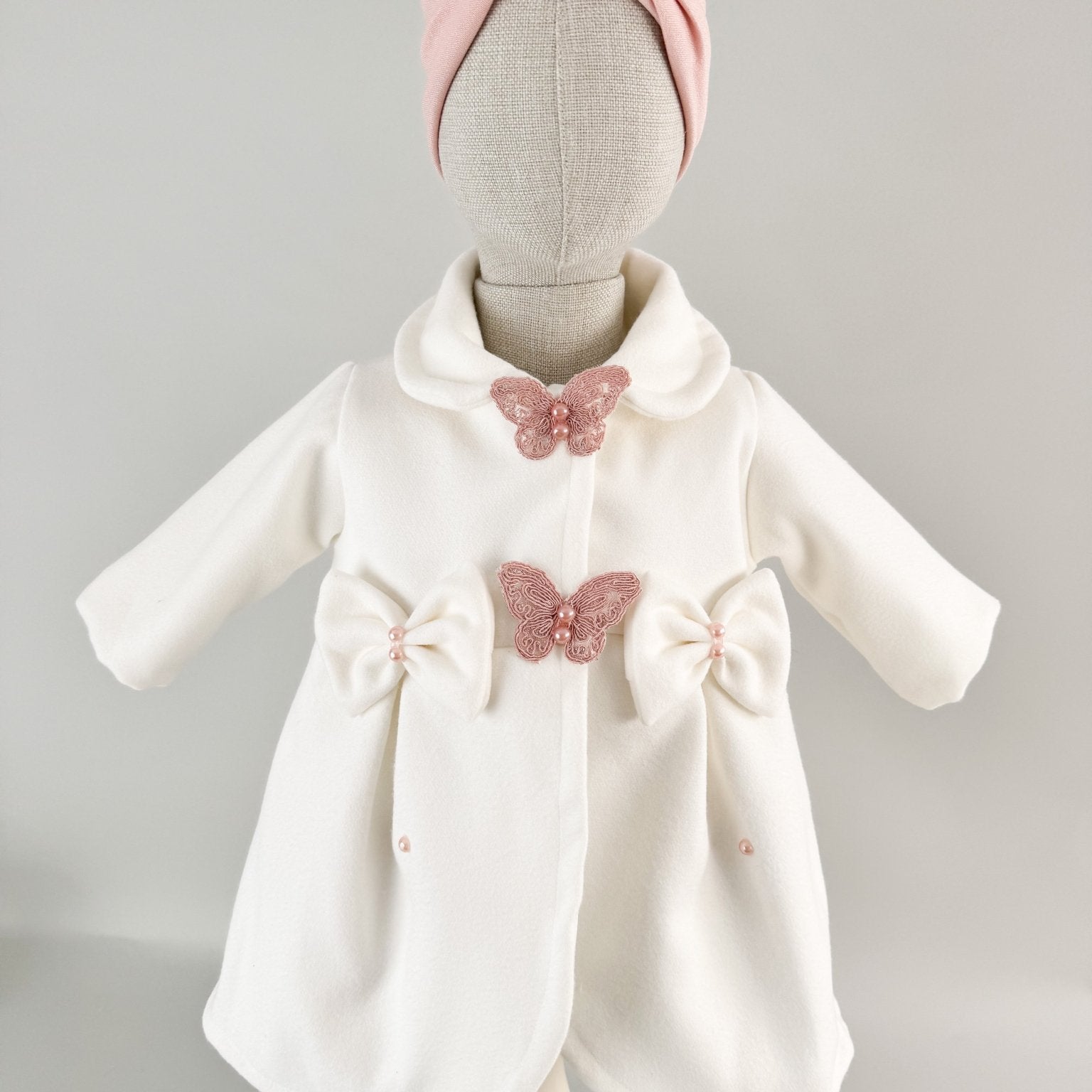 Palton alb cu fluturasi si turban roz - Botez bebelusi