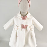 Palton alb cu fluturasi si turban roz - Botez bebelusi