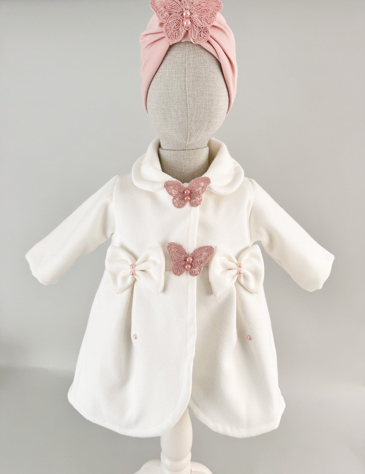 Palton alb cu fluturasi si turban roz - Botez bebelusi