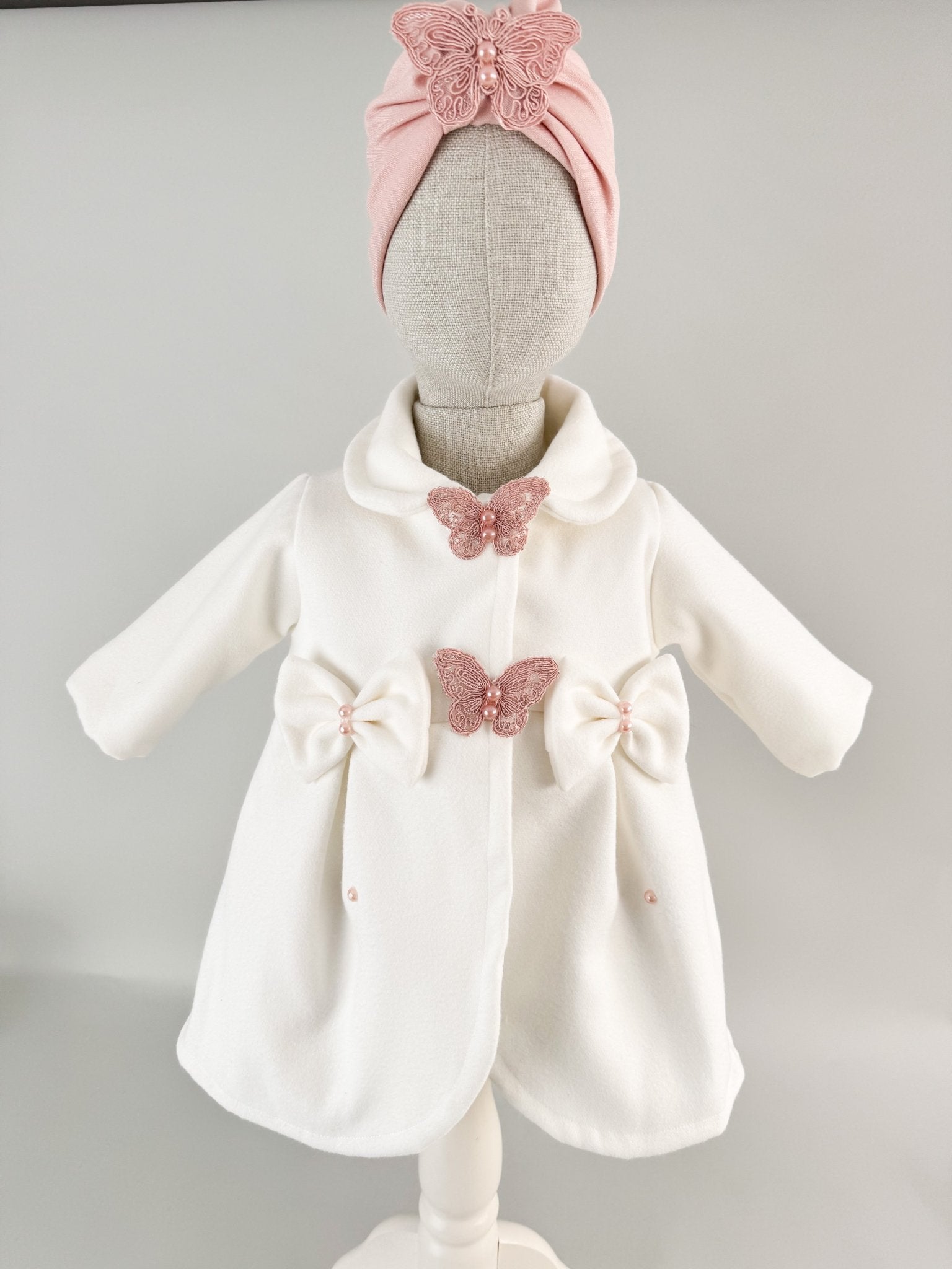 Palton alb cu fluturasi si turban roz - Botez bebelusi
