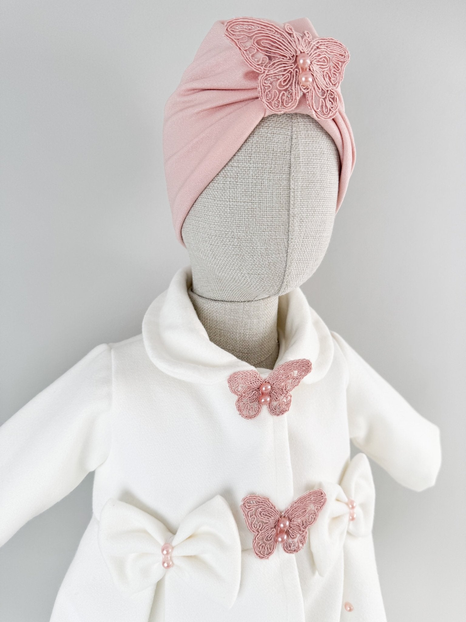 Palton alb cu fluturasi si turban roz - Botez bebelusi
