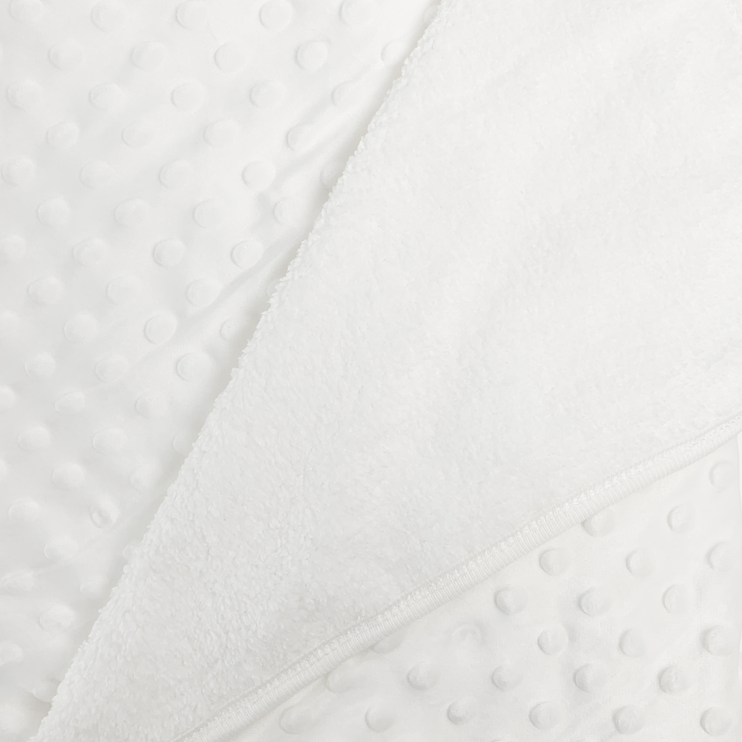 Patura bebelusi pufoasa cu bulinute - alb - Botez bebelusi