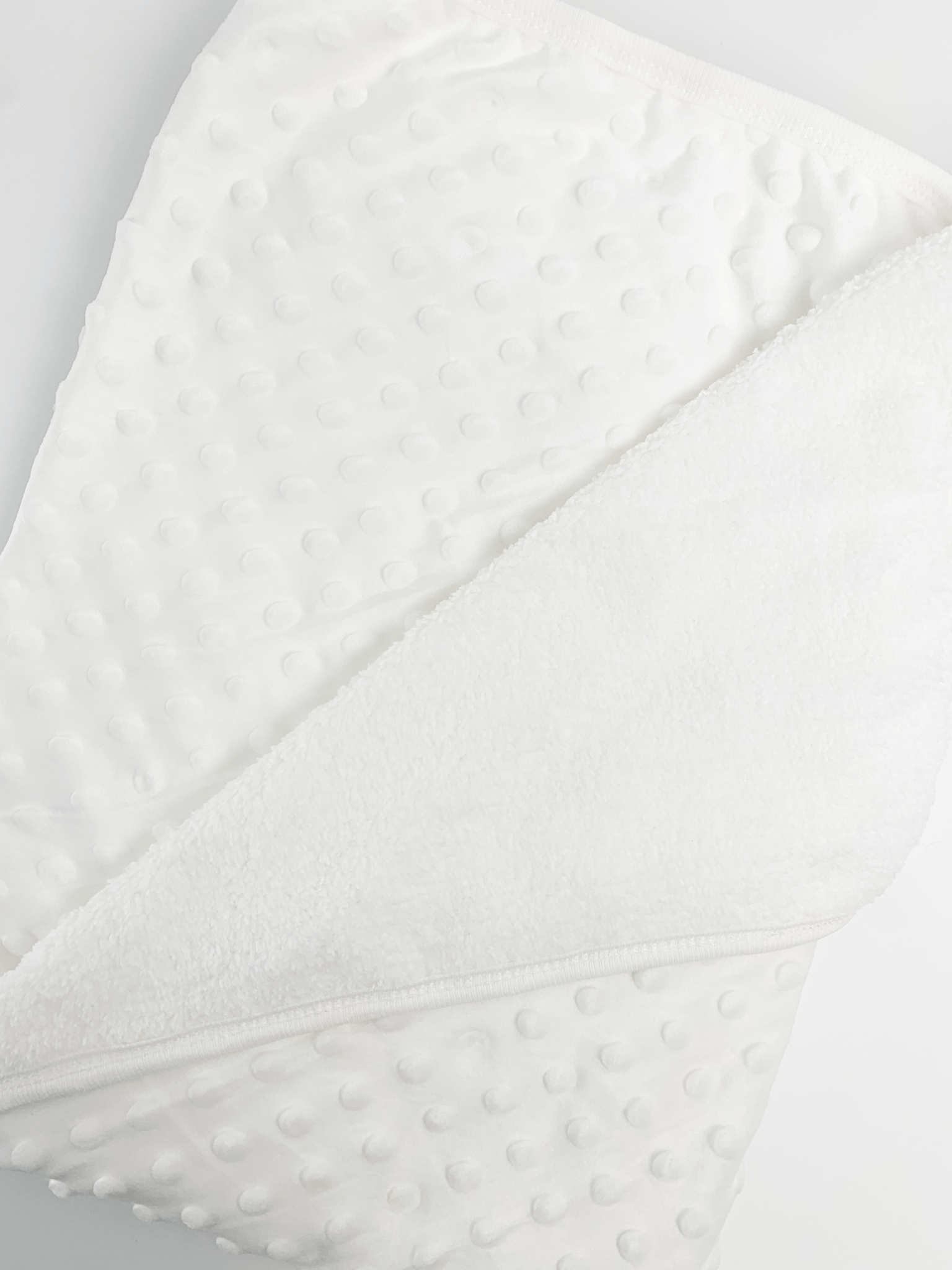 Patura bebelusi pufoasa cu bulinute - alb - Botez bebelusi