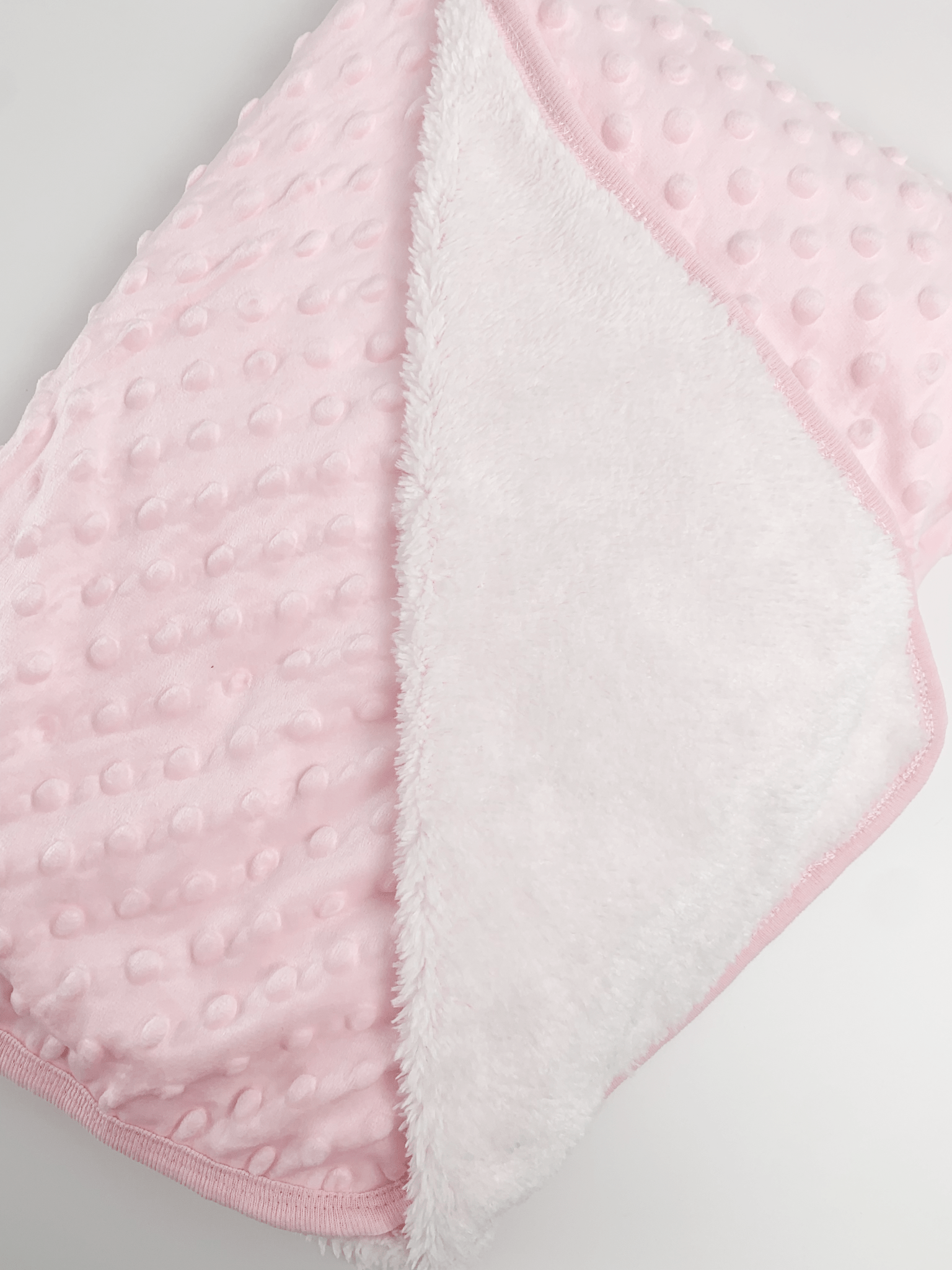 Patura bebelusi pufoasa cu bulinute - roz - Botez bebelusi