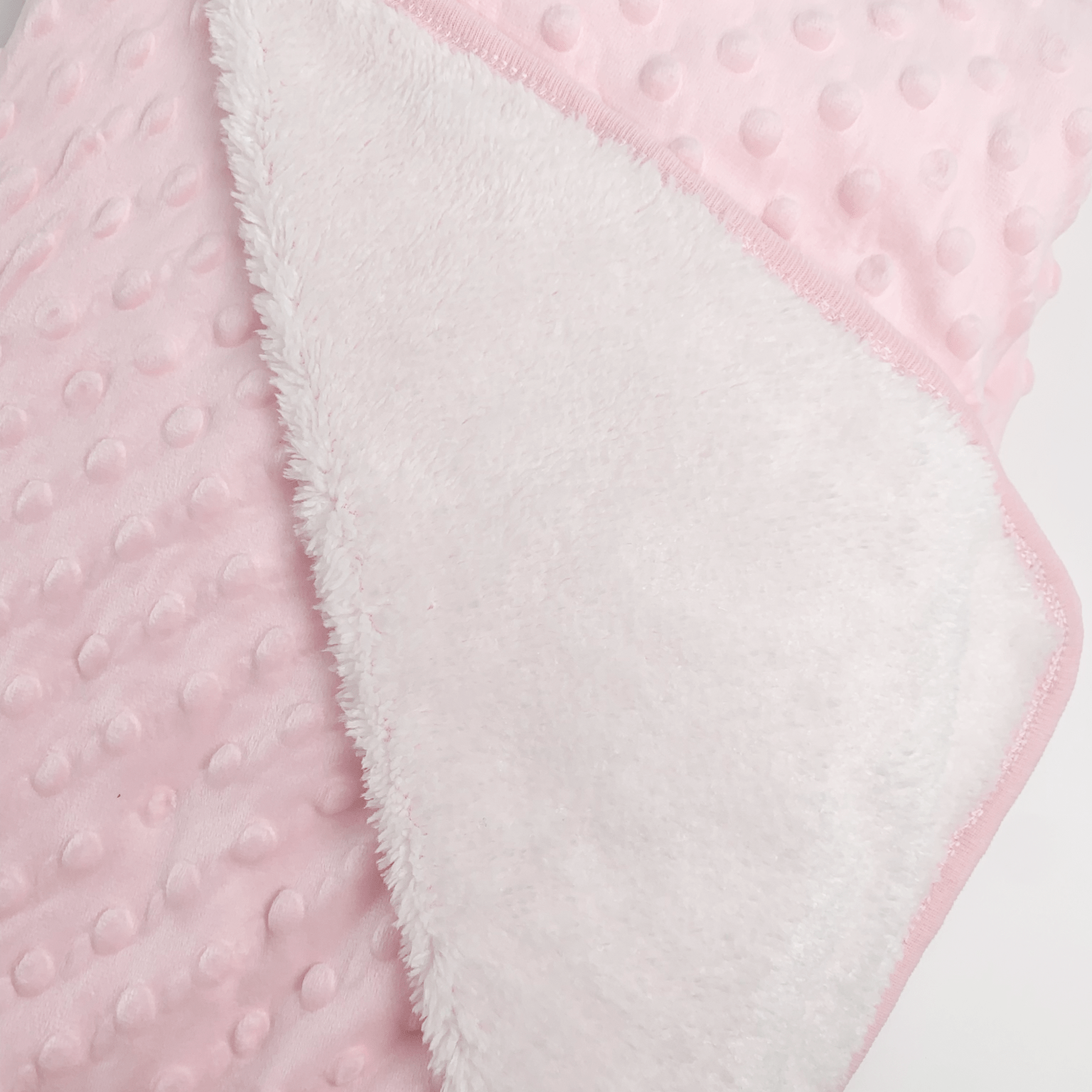 Patura bebelusi pufoasa cu bulinute - roz - Botez bebelusi