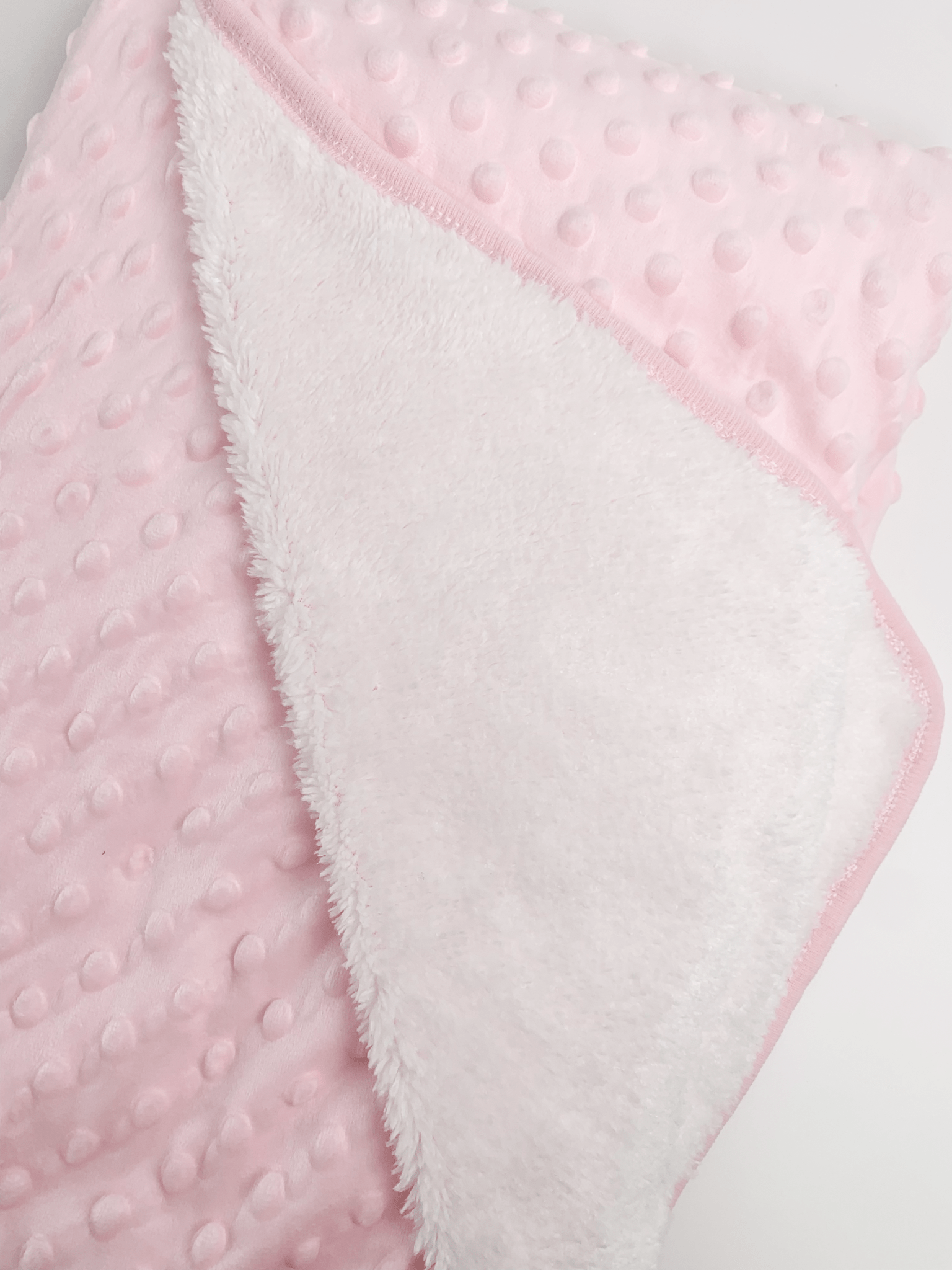 Patura bebelusi pufoasa cu bulinute - roz - Botez bebelusi