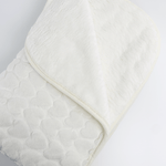 Patura bebelusi pufoasa cu inimioare - alba - Botez bebelusi