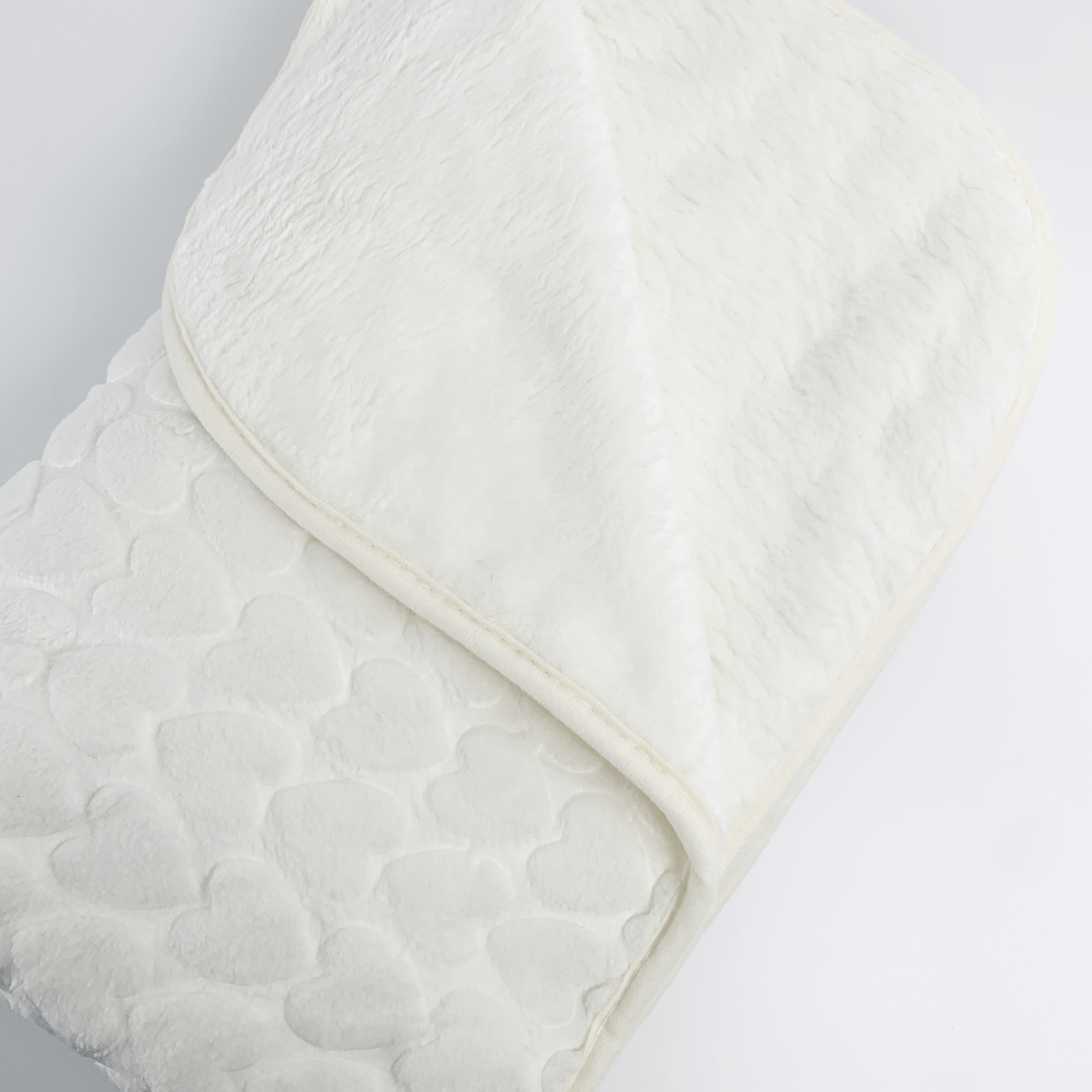 Patura bebelusi pufoasa cu inimioare - alba - Botez bebelusi