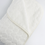 Patura bebelusi pufoasa cu inimioare - alba - Botez bebelusi