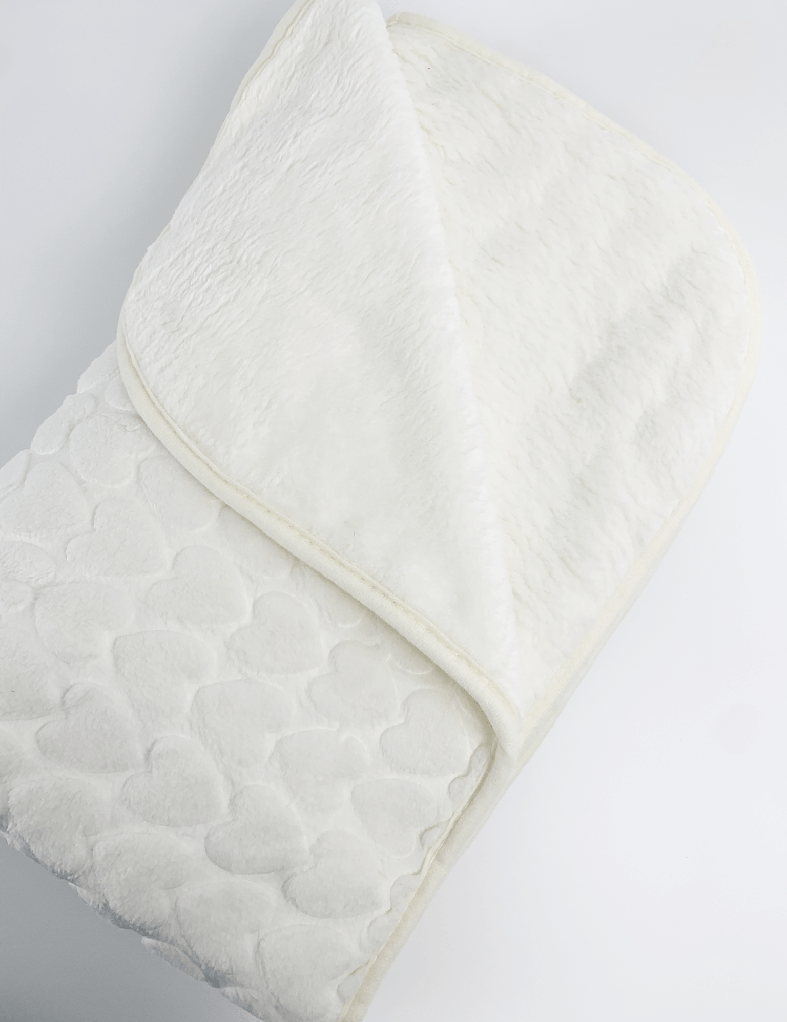 Patura bebelusi pufoasa cu inimioare - alba - Botez bebelusi