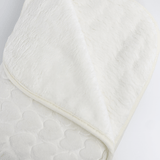 Patura bebelusi pufoasa cu inimioare - alba - Botez bebelusi