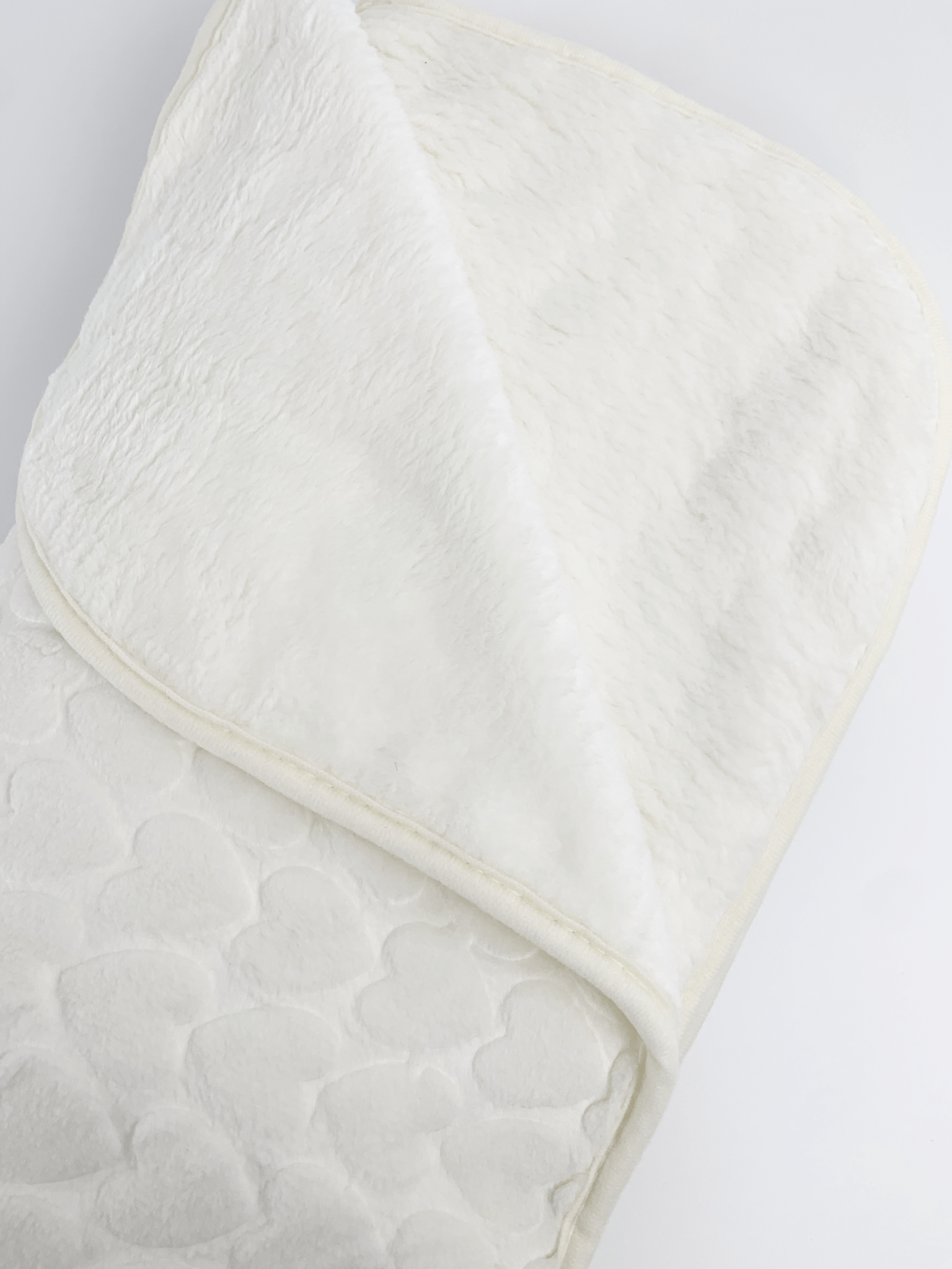 Patura bebelusi pufoasa cu inimioare - alba - Botez bebelusi