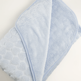 Patura bebelusi pufoasa cu inimioare - albastra - Botez bebelusi